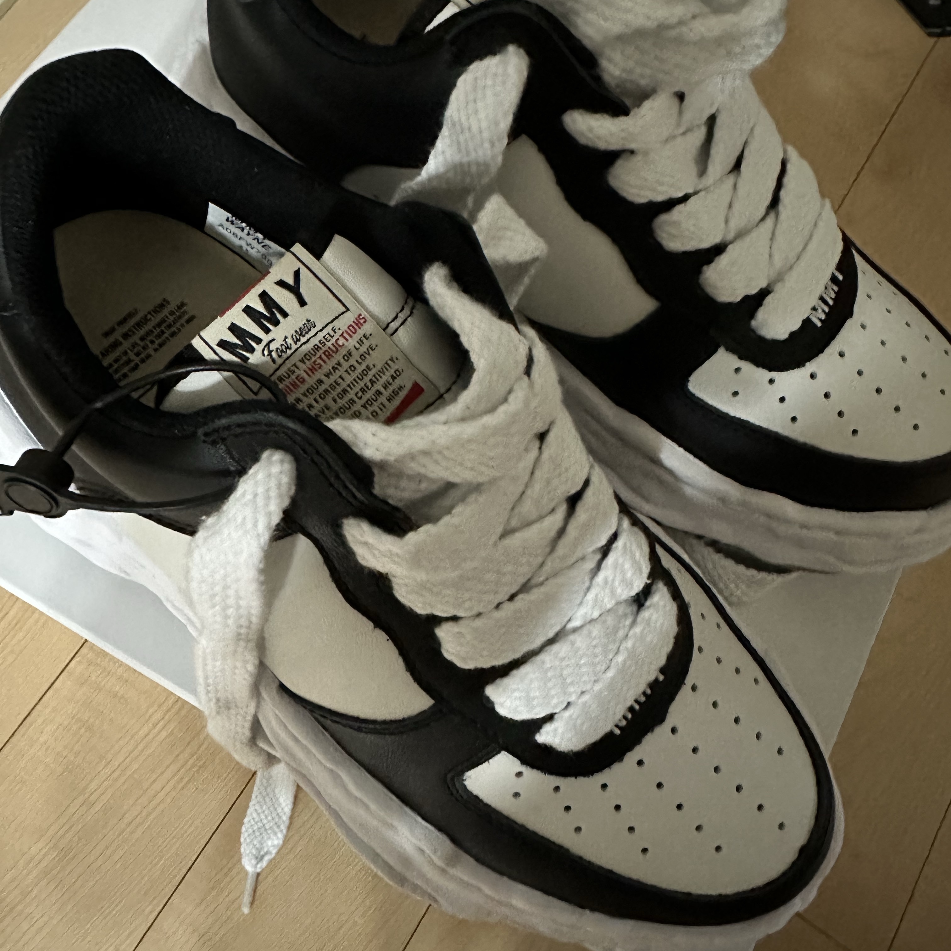 Maison Mihara Yasuhiro Wayne OG Sole Leather Low-top Sneakers Black White 착용 스타일