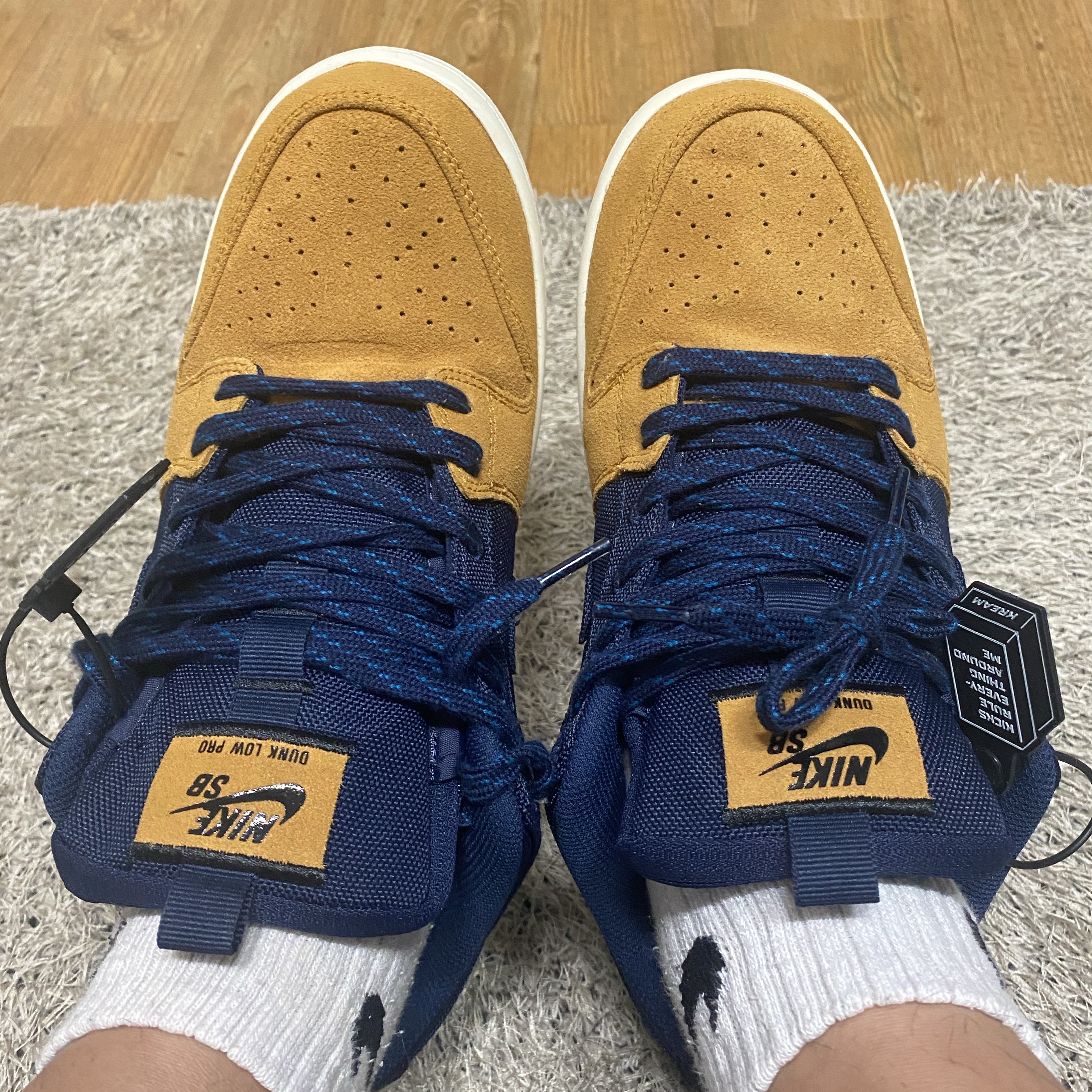 Nike SB Dunk Low Pro Premium Desert Ochre and Midnight Navy 착용 스타일 - 4