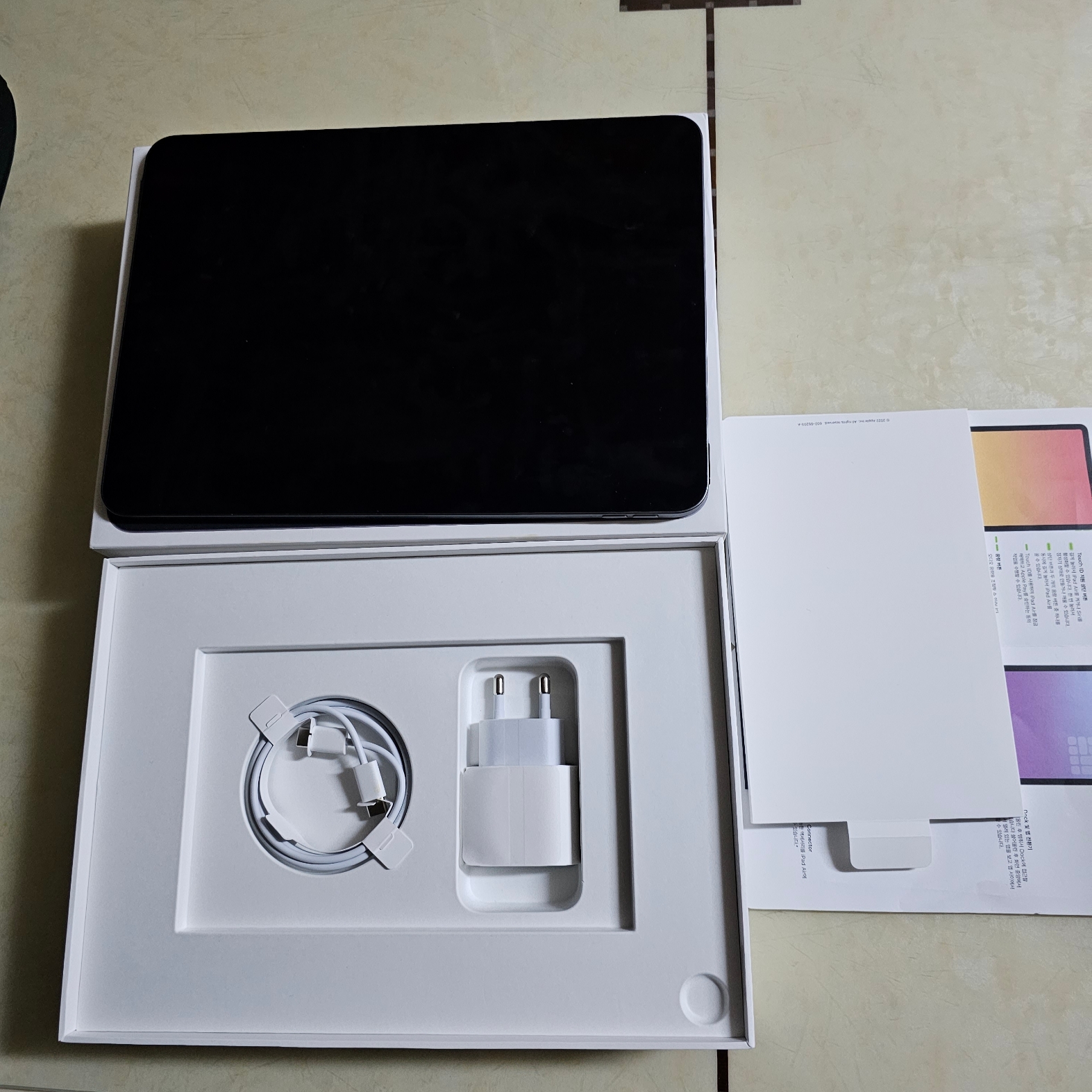 Apple iPad Air 5th Gen Wifi 64GB Space Gray (Korean Ver.) 착용 스타일 - 2