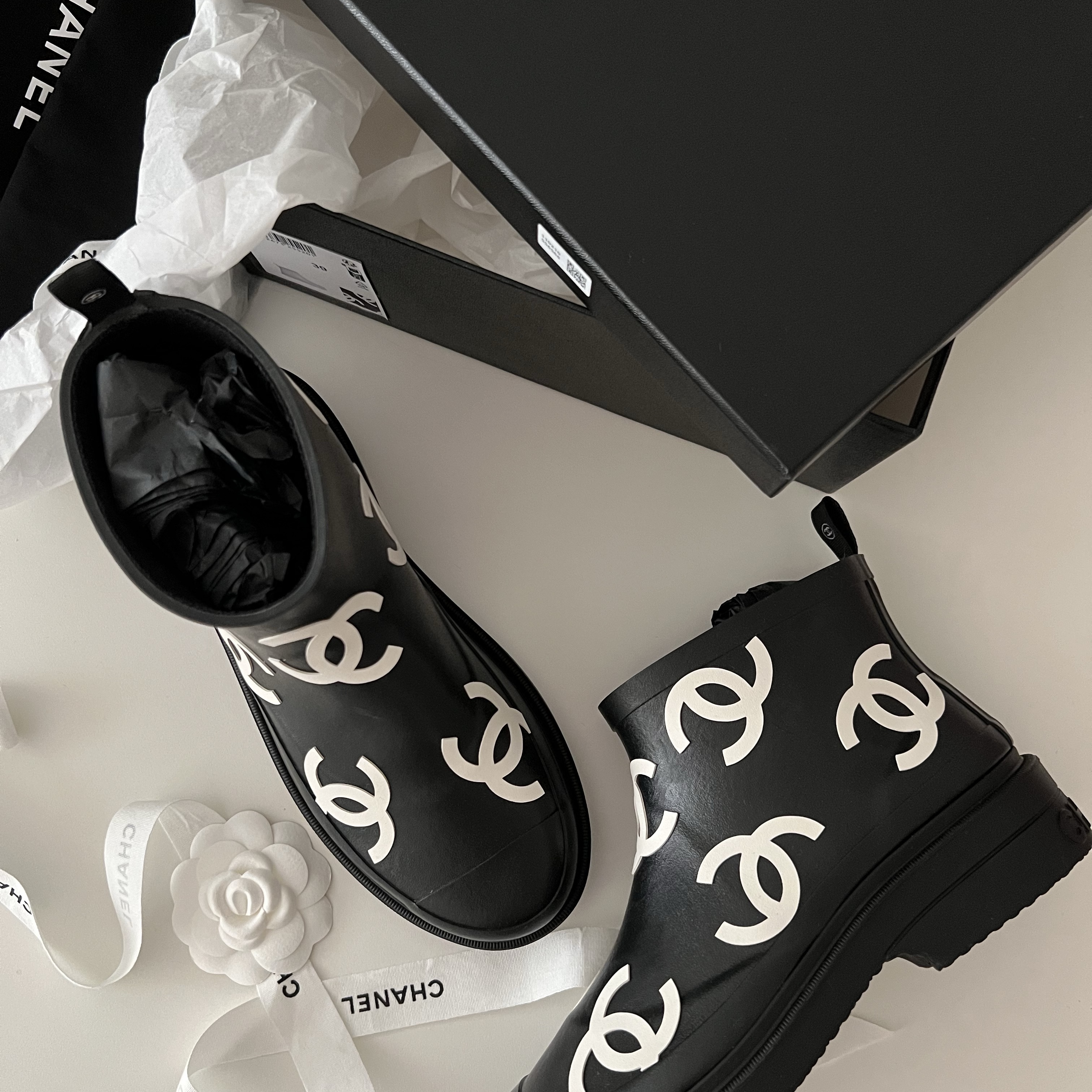 (W) Chanel Ankle Boots Caoutchouc & Black White 착용 스타일