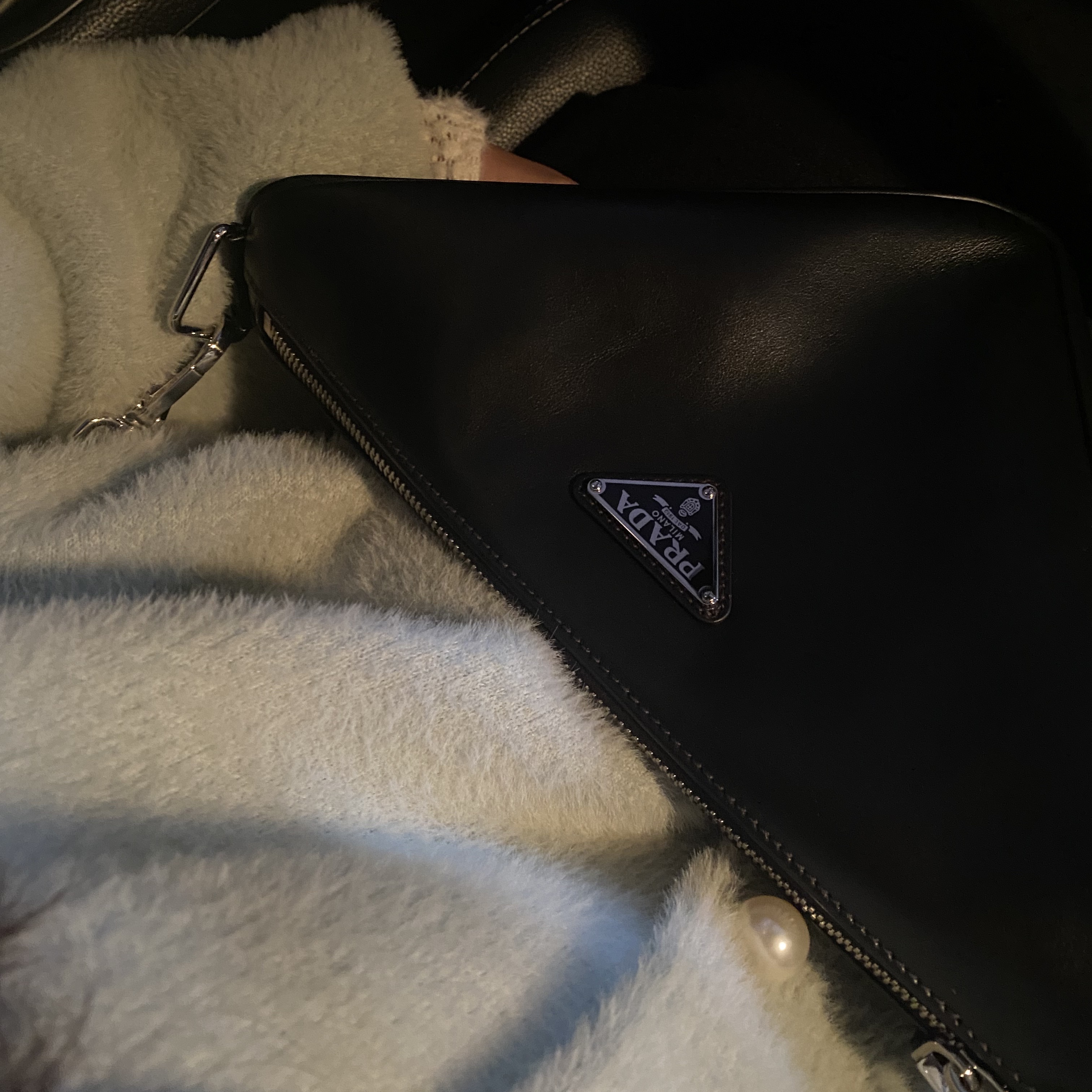 Prada Triangle Leather Bag Black 착용 스타일 - 2