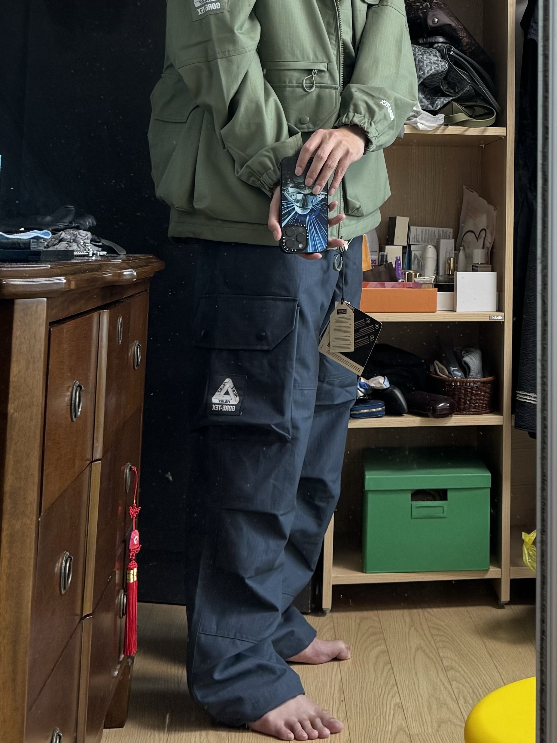 Palace Gore-Tex Cotton RS Jacket Olive - 23FW, Palace Gore-Tex Cotton RS Cargos Navy - 23FW 착용 스타일 - 1