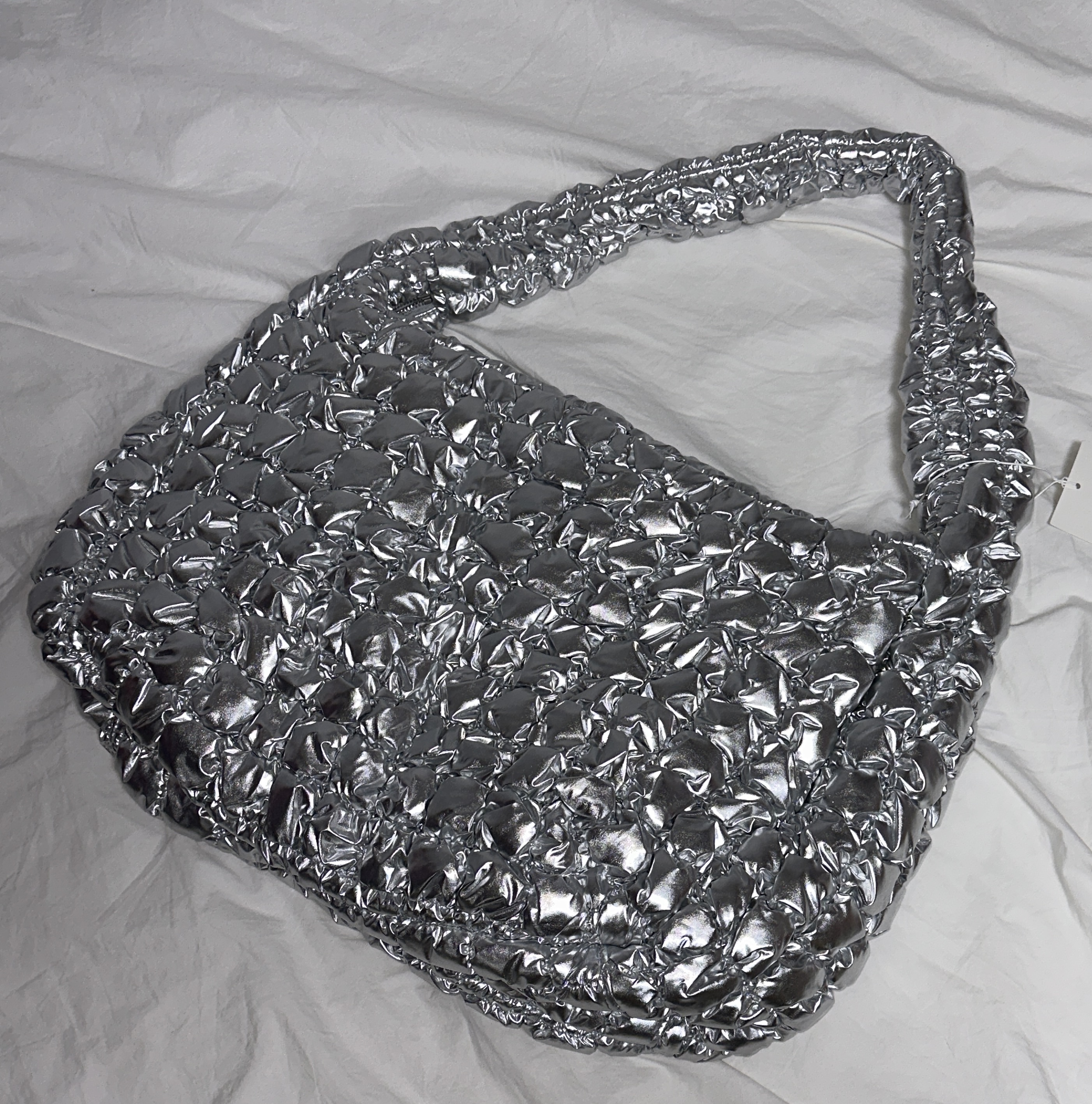 COS Quilted Oversized Shoulder Bag Silver 착용 스타일 - 2