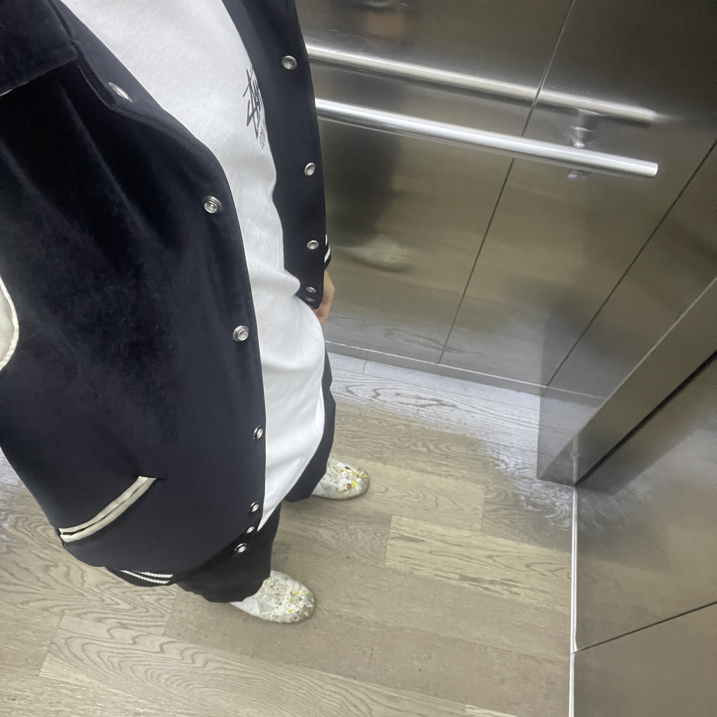 (W) Maison Margiela Replica Paint Drop Sneakers Grey 착용 스타일 - 3
