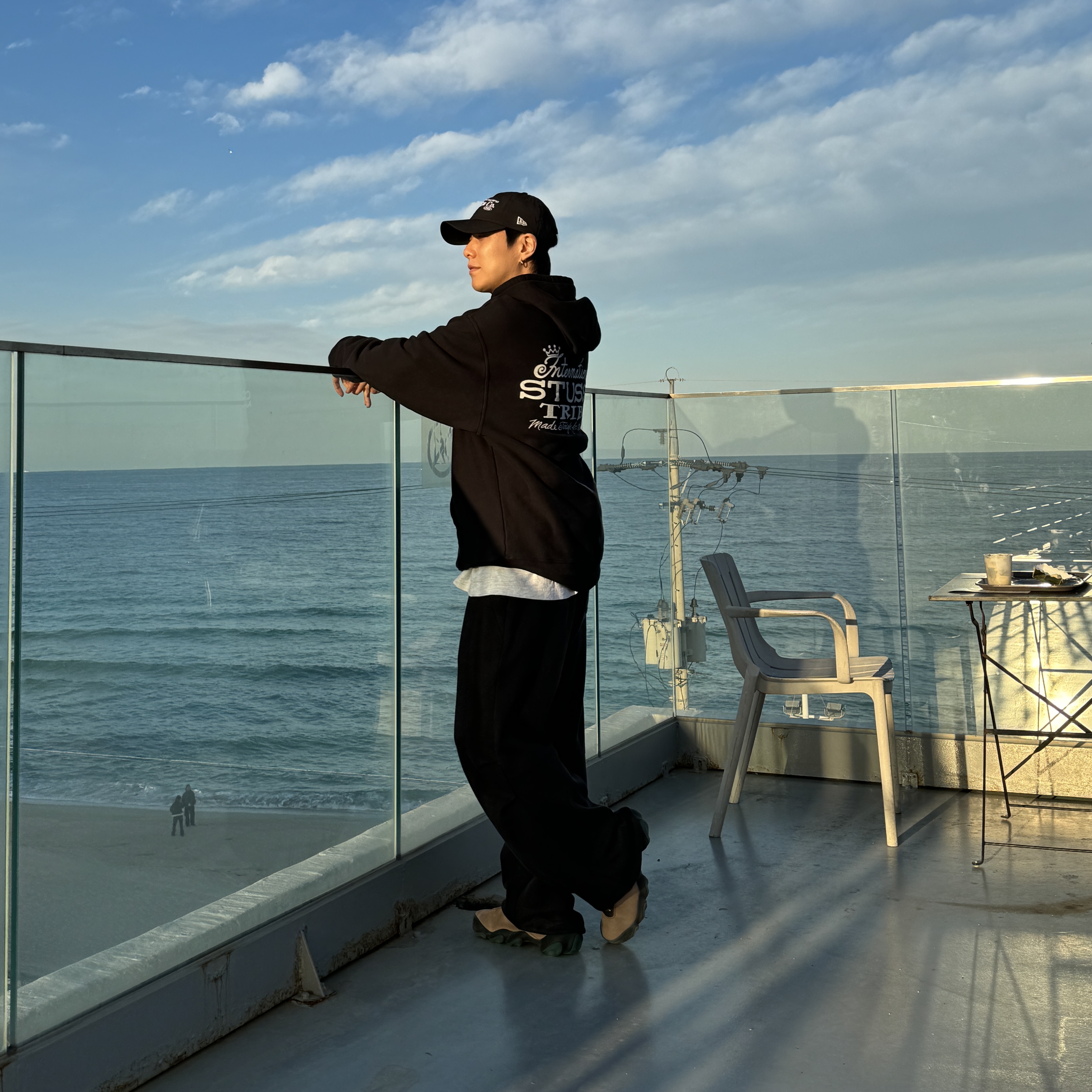 Oakley Factory Team x Brain Dead Suede Flesh Taupe, Stussy Built Tough Hoodie Pigment Dyed Black 착용 스타일
