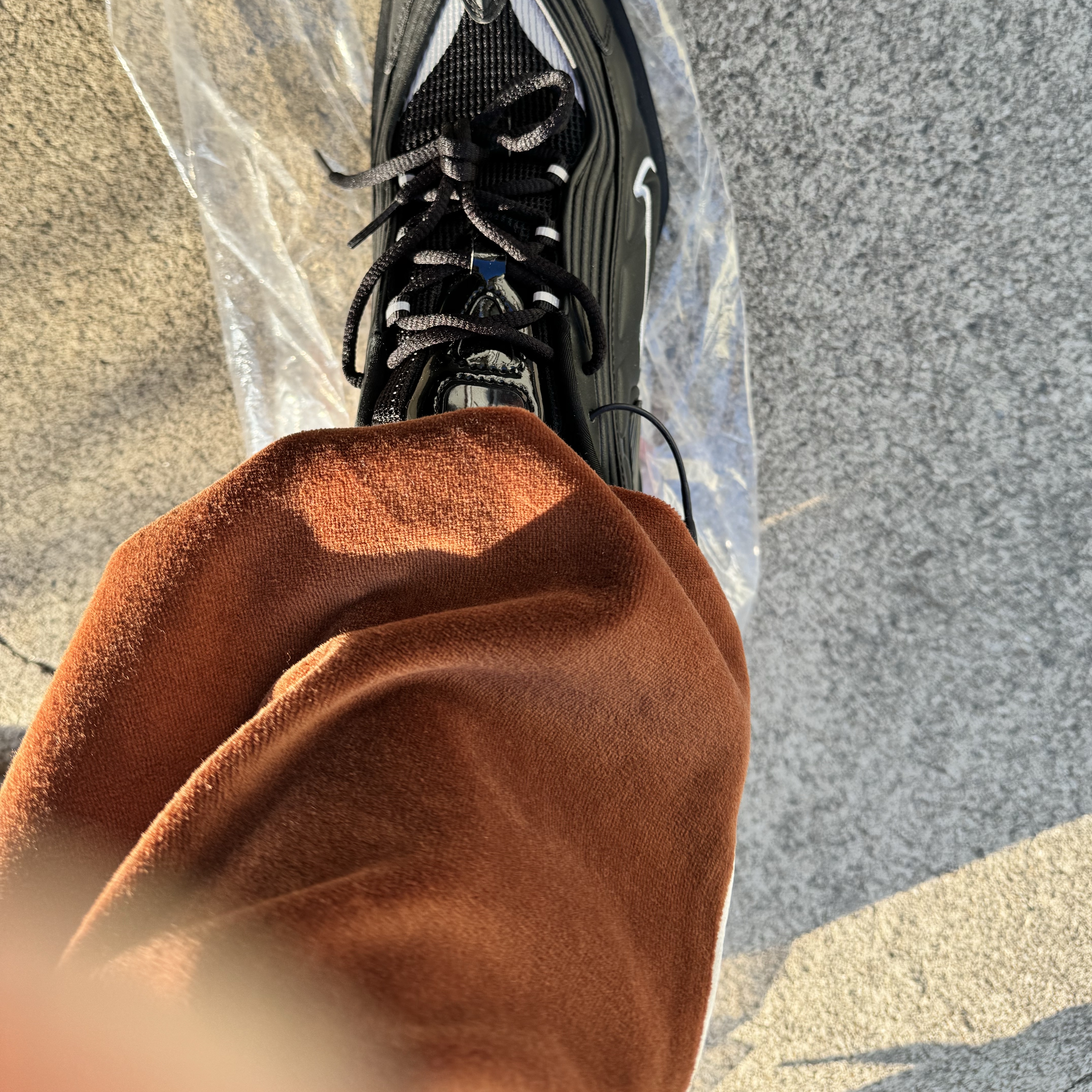 Nike x Martine Rose Shox MR4 Black 착용 스타일 - 1