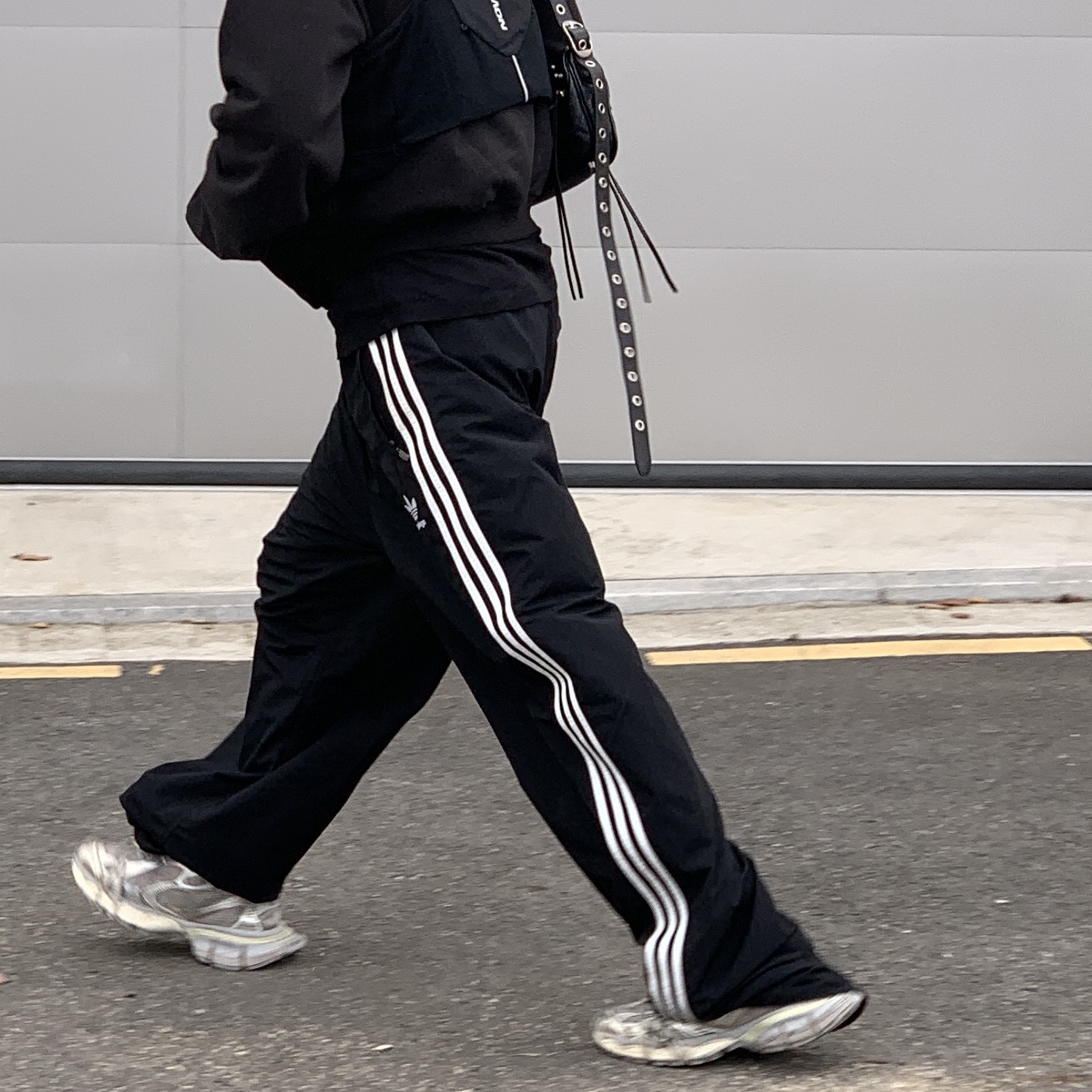 Jacquemus Le Bob Artichaut Bucket Hat Black, Balenciaga 3XL Sneakers Worn Out Light Beige 착용 스타일 - 2
