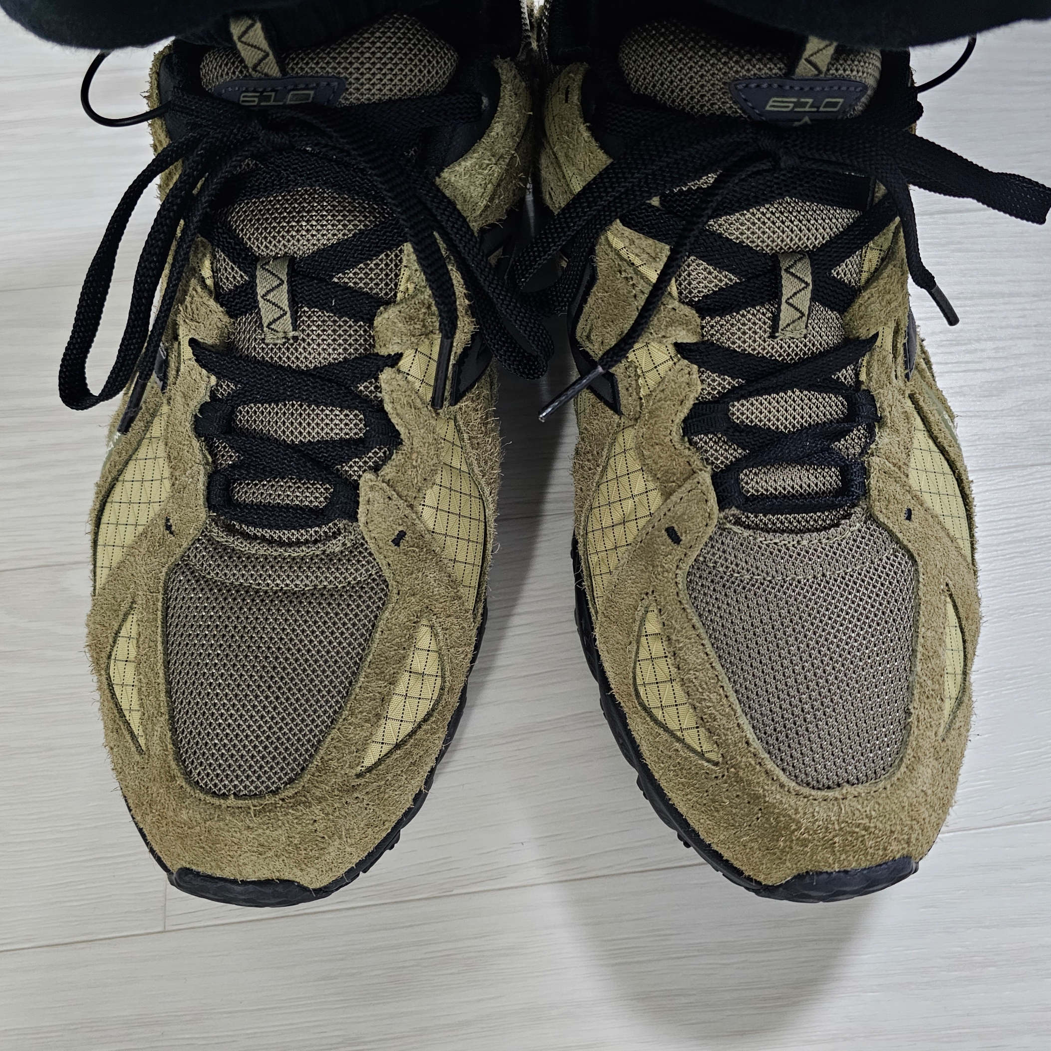 New Balance x Cayl ML610TCL Covert Green 착용 스타일 - 3
