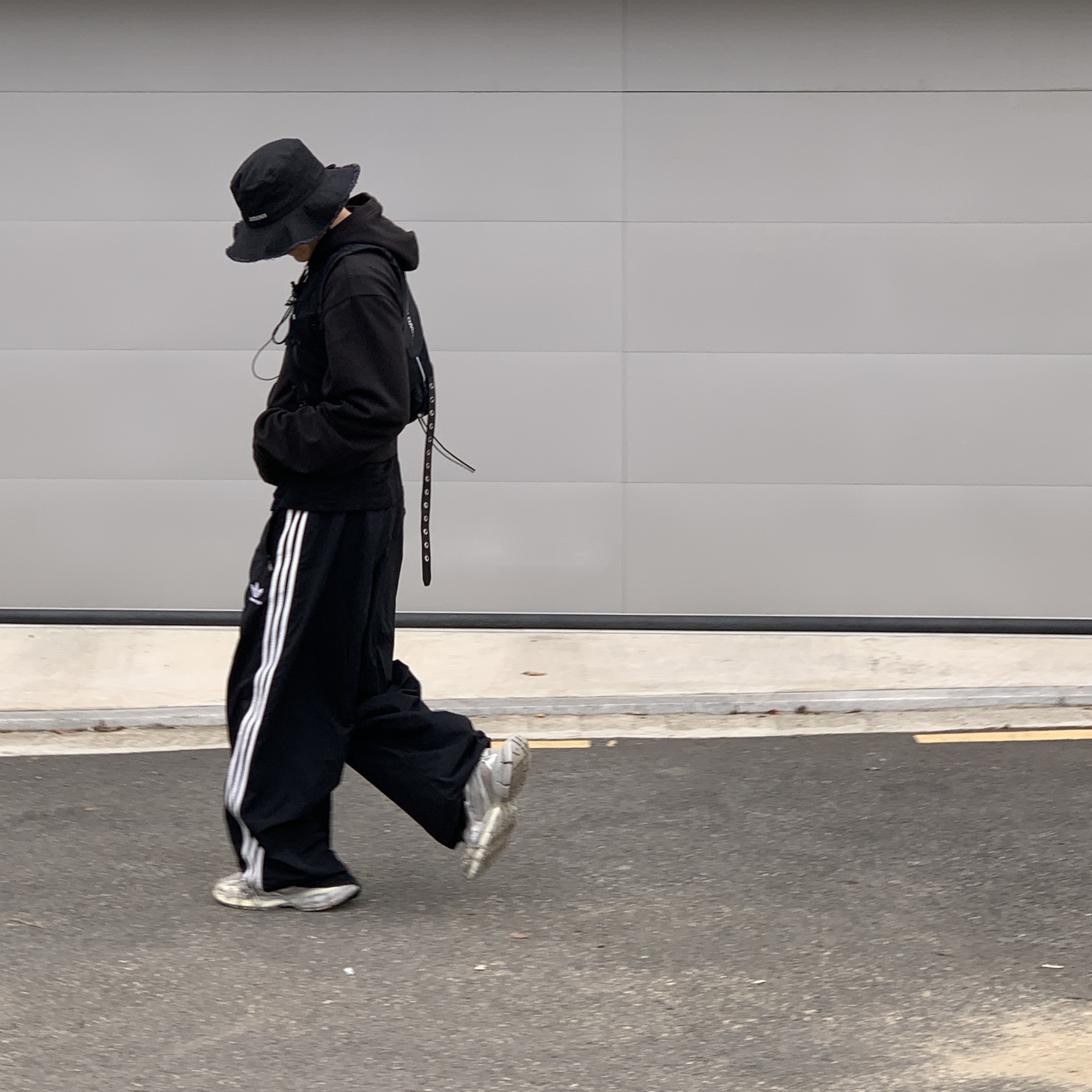 Jacquemus Le Bob Artichaut Bucket Hat Black, Balenciaga 3XL Sneakers Worn Out Light Beige 착용 스타일 - 1