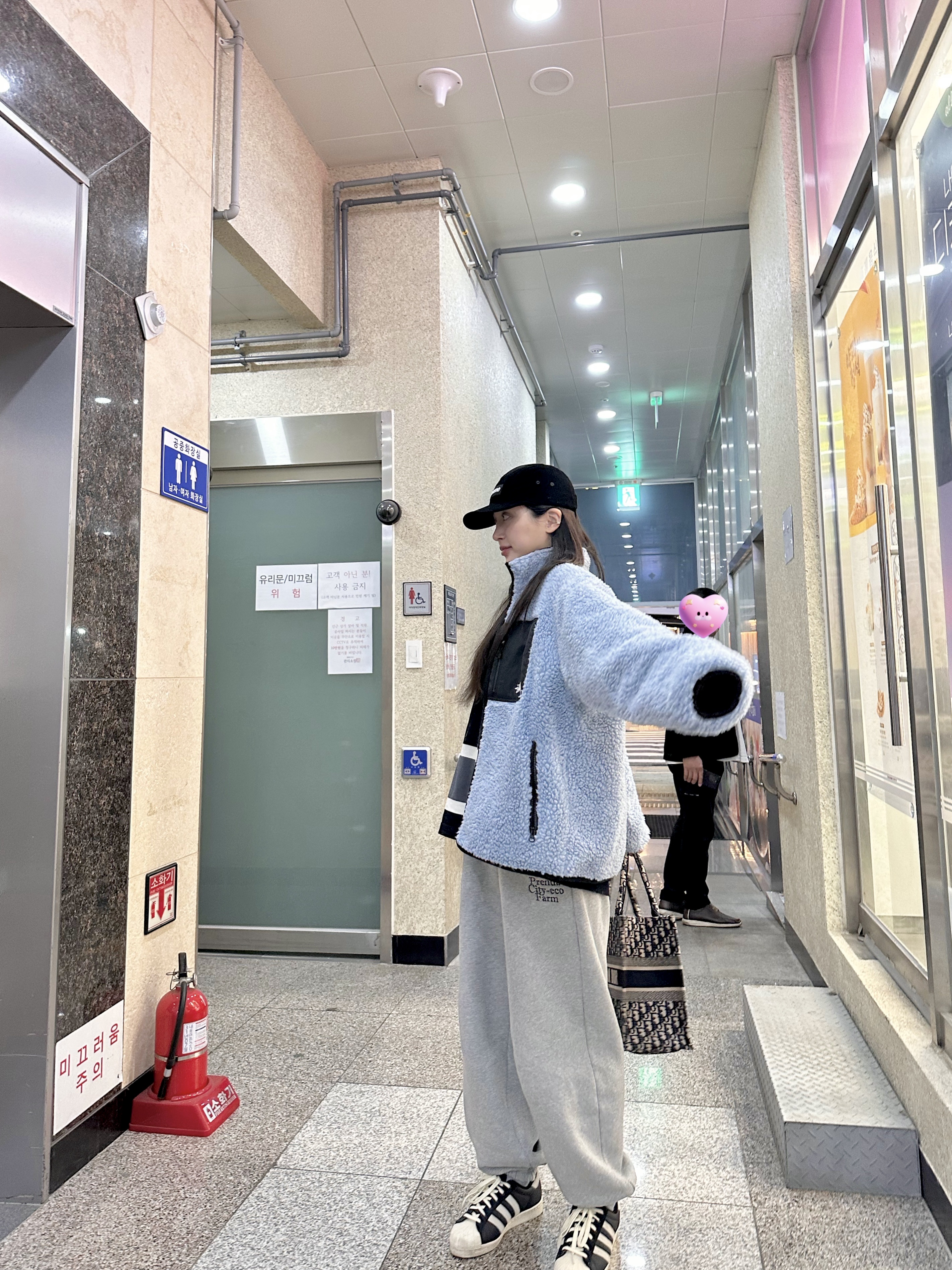 Stussy Sherpa Reversible Jacket Light Denim, Supreme Corduroy Camp Cap Black - 23FW 착용 스타일 - 2