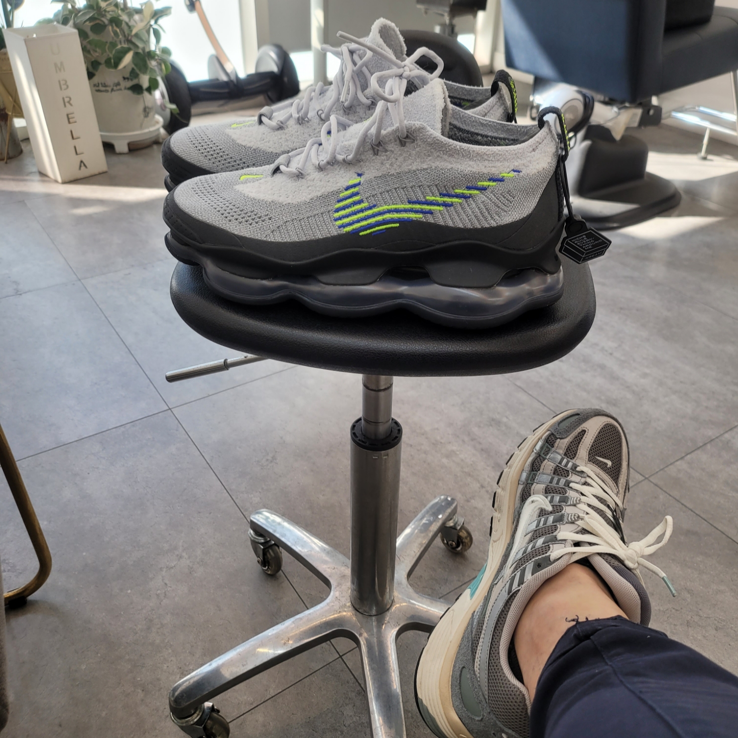 Nike Air Max Scorpion Flyknit Dark Smoke Grey 착용 스타일