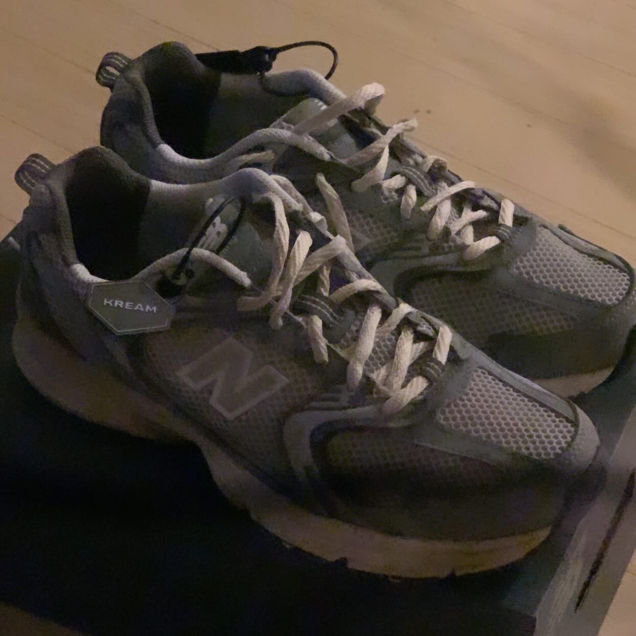New Balance 530 Premium Vintage Grey Matter 착용 스타일