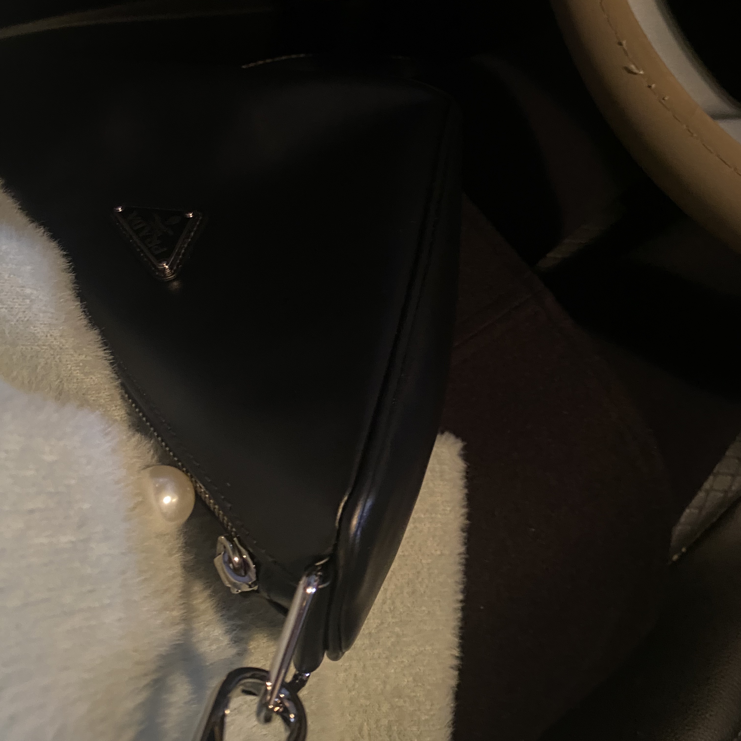 Prada Triangle Leather Bag Black 착용 스타일 - 1