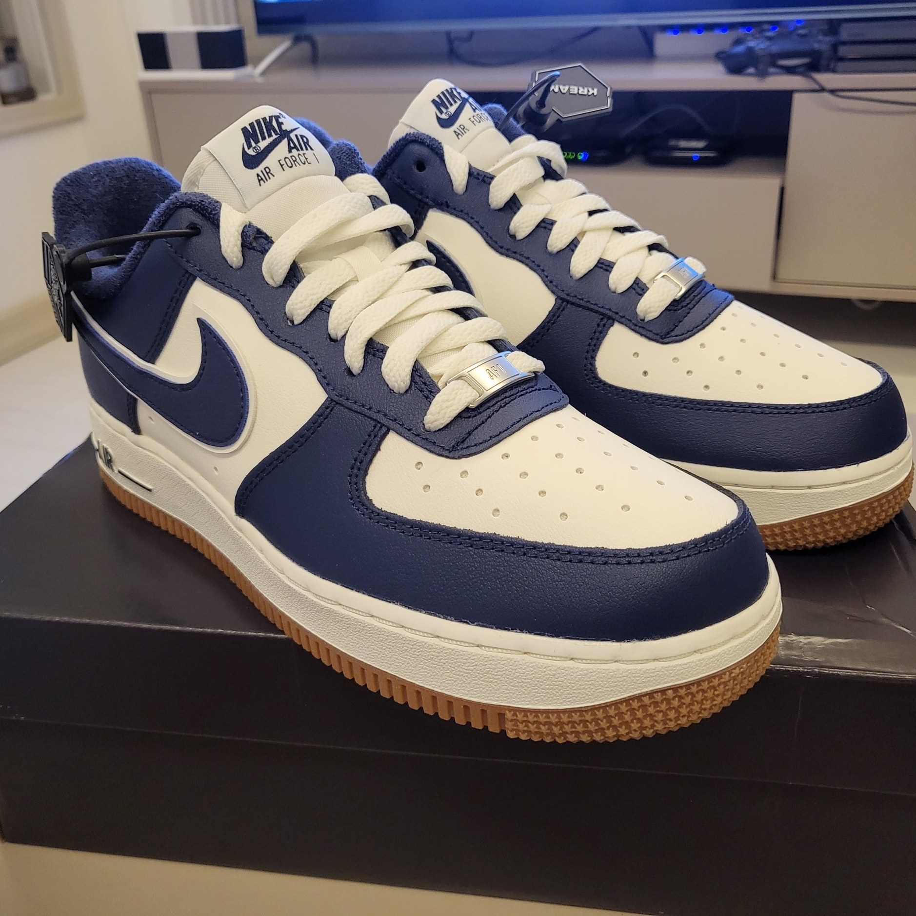 Nike Air Force 1 '07 LV8 Midnight Navy 착용 스타일