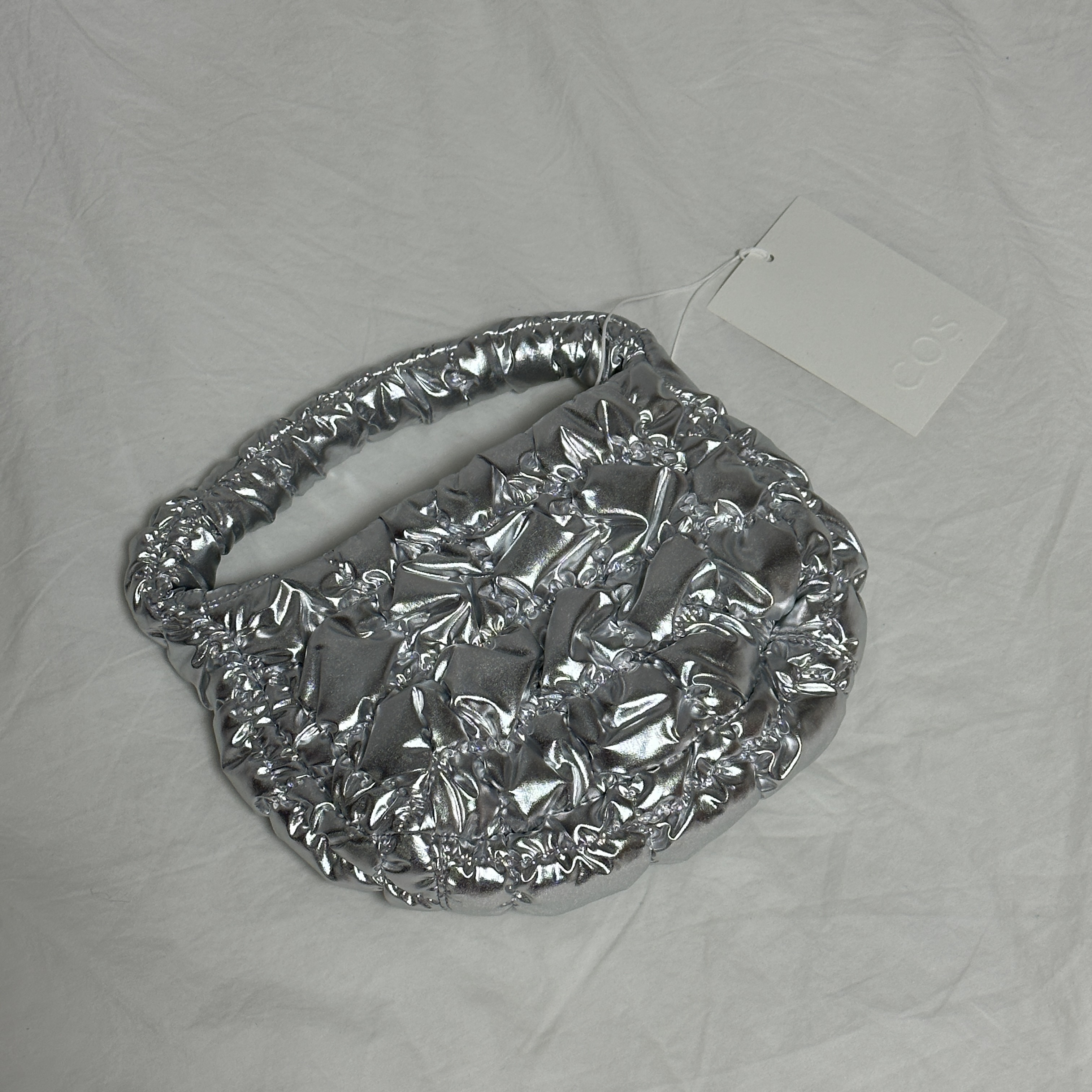 COS Quilted Micro Bag Silver 착용 스타일 - 2