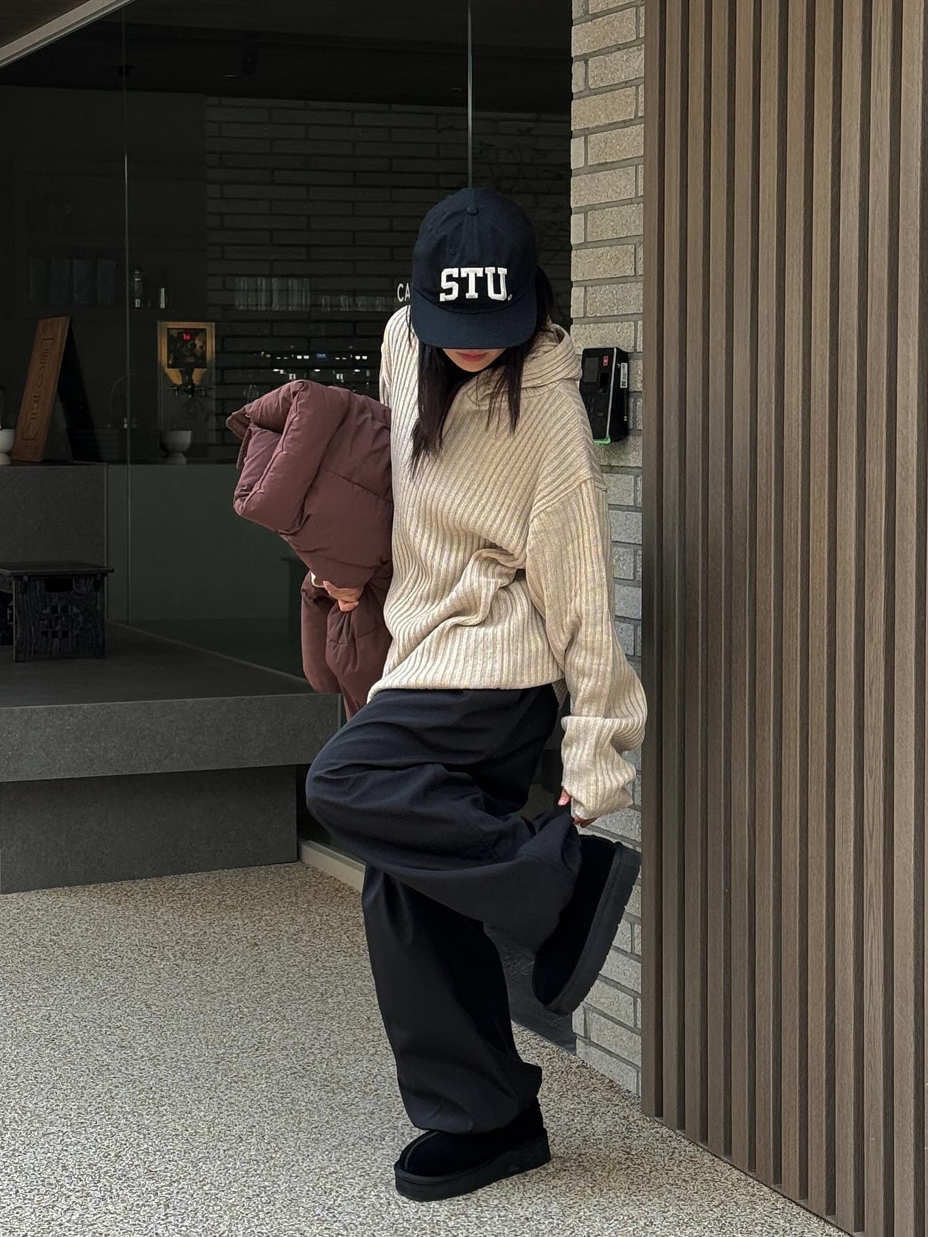 Stussy Stu Arch Strapback Cap Black 착용 스타일
