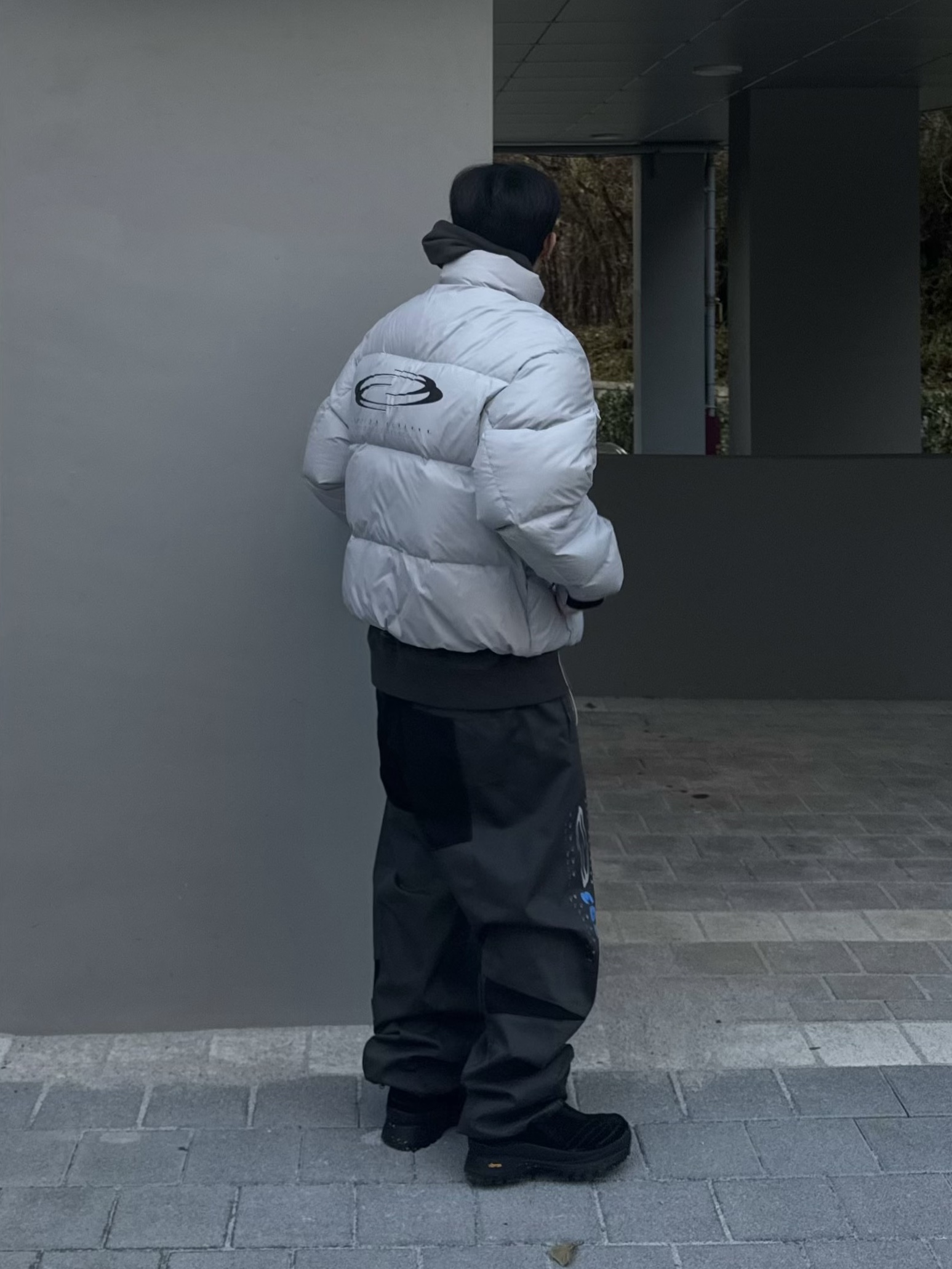 Opening Project Identity Down Jacket Light Grey 착용 스타일 - 3