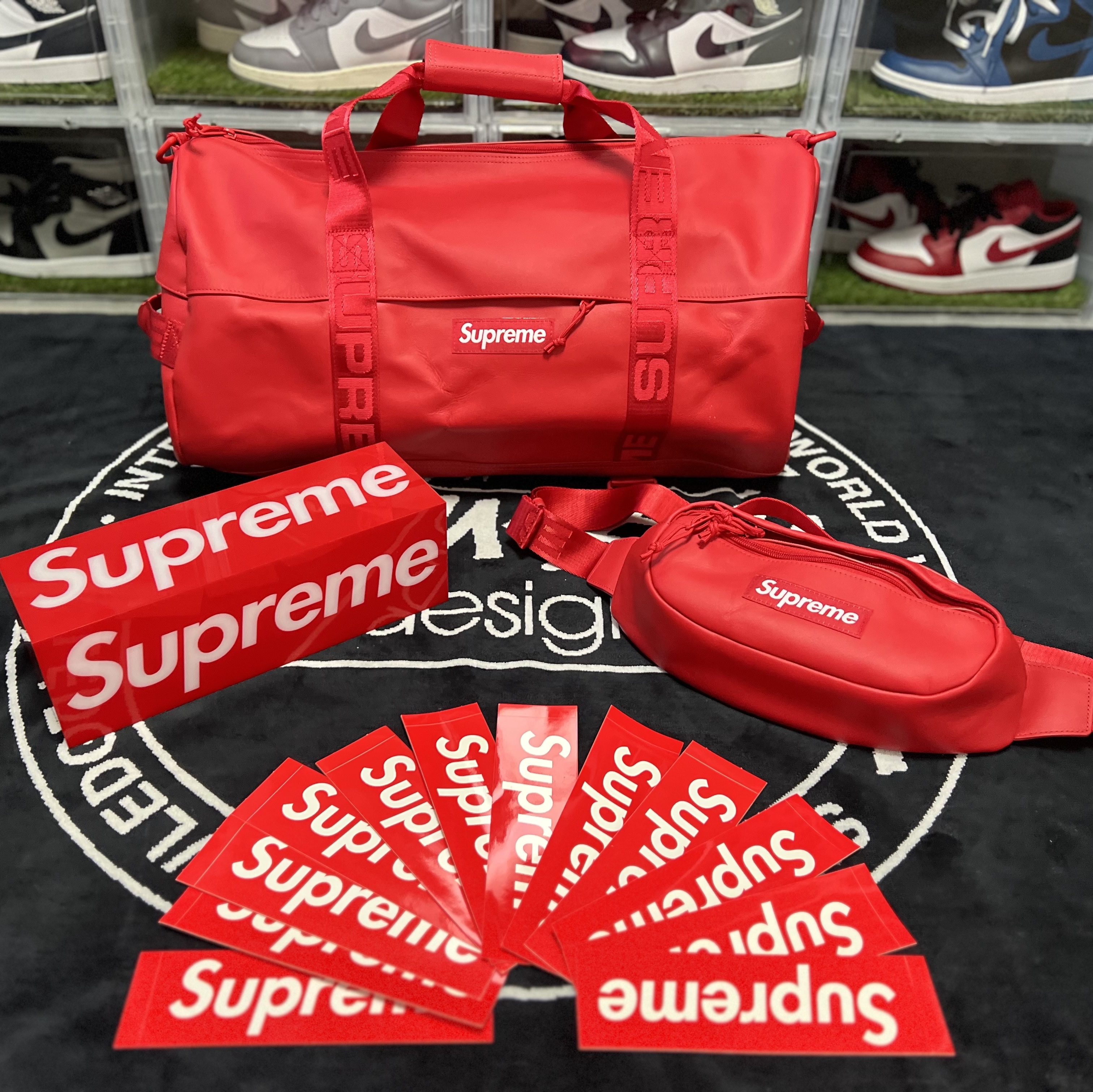 Supreme Leather Duffle Bag Red - 23FW, Supreme Box Logo Lamp Red (Korean Ver.) - 23FW 착용 스타일