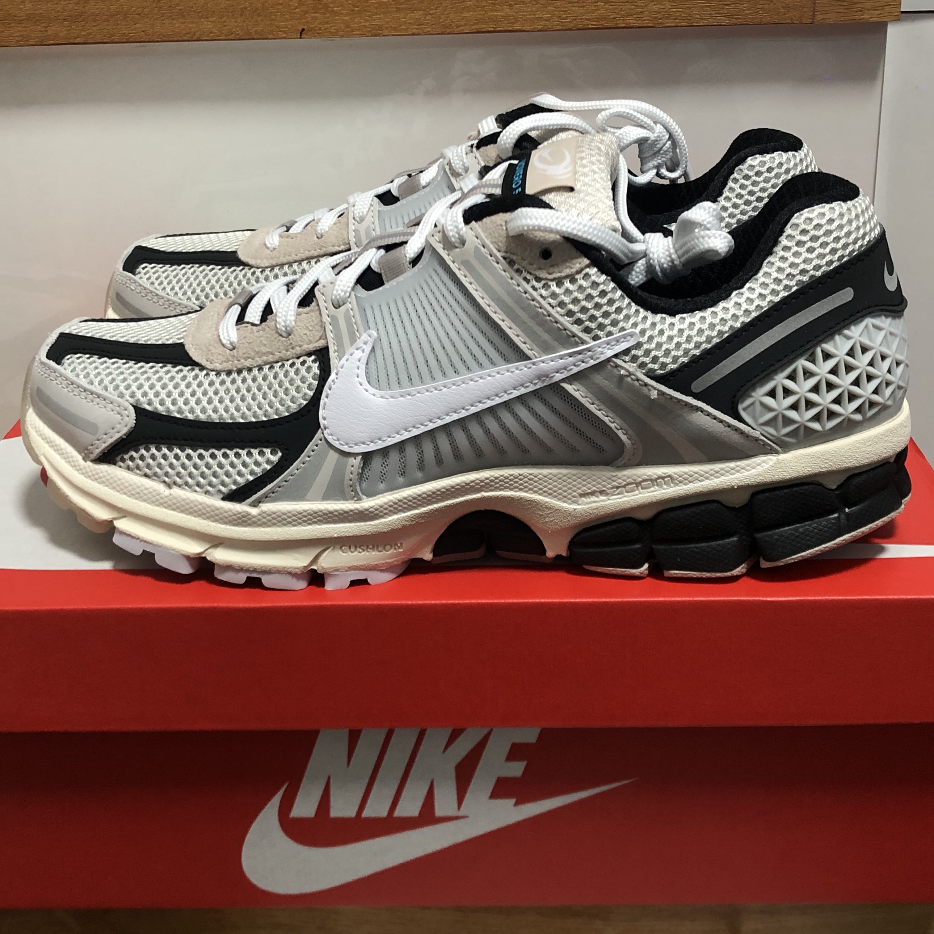 Nike Zoom Vomero 5 Light Bone and Black 착용 스타일