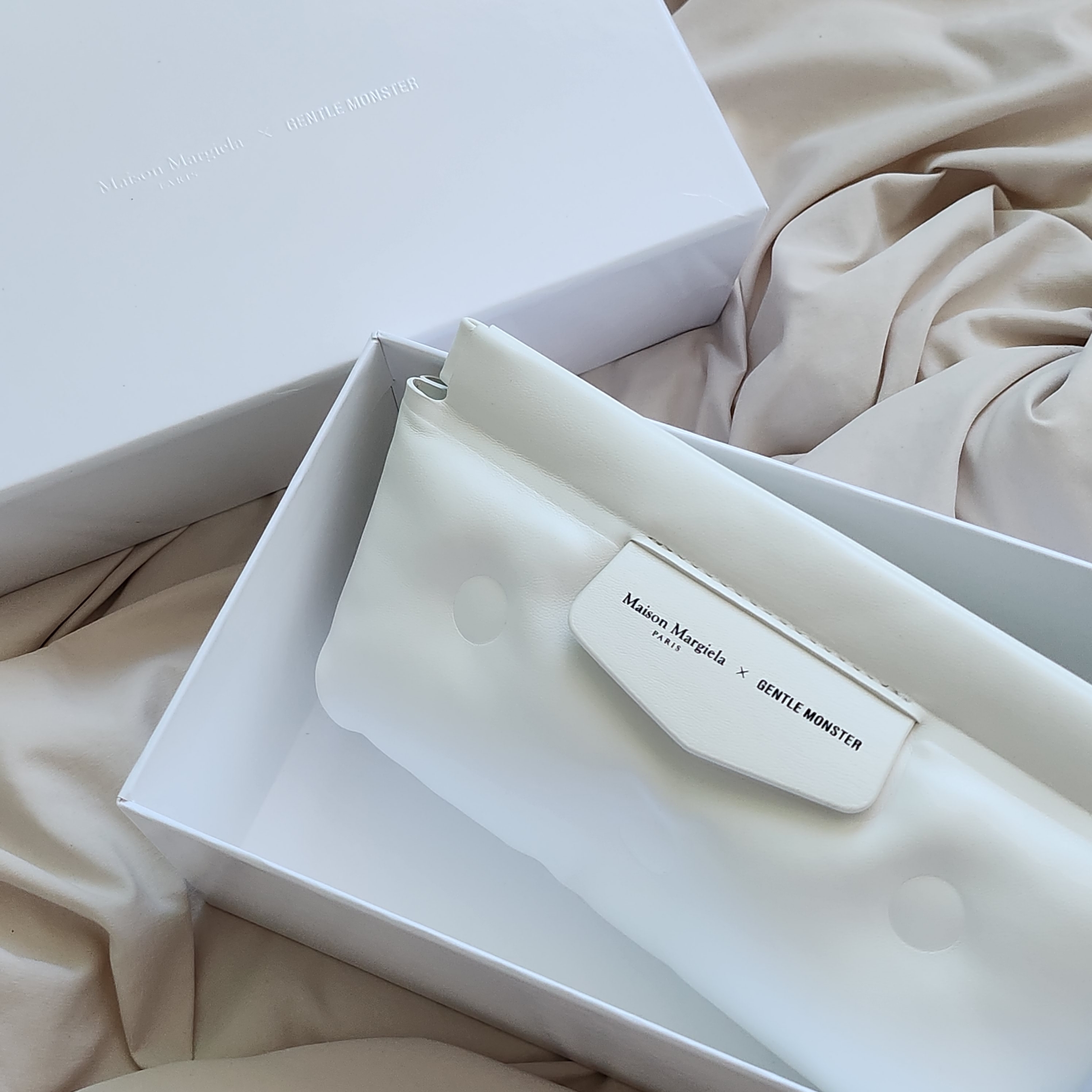 Gentle Monster x Maison Margiela MM008 Black Black 착용 스타일 - 3