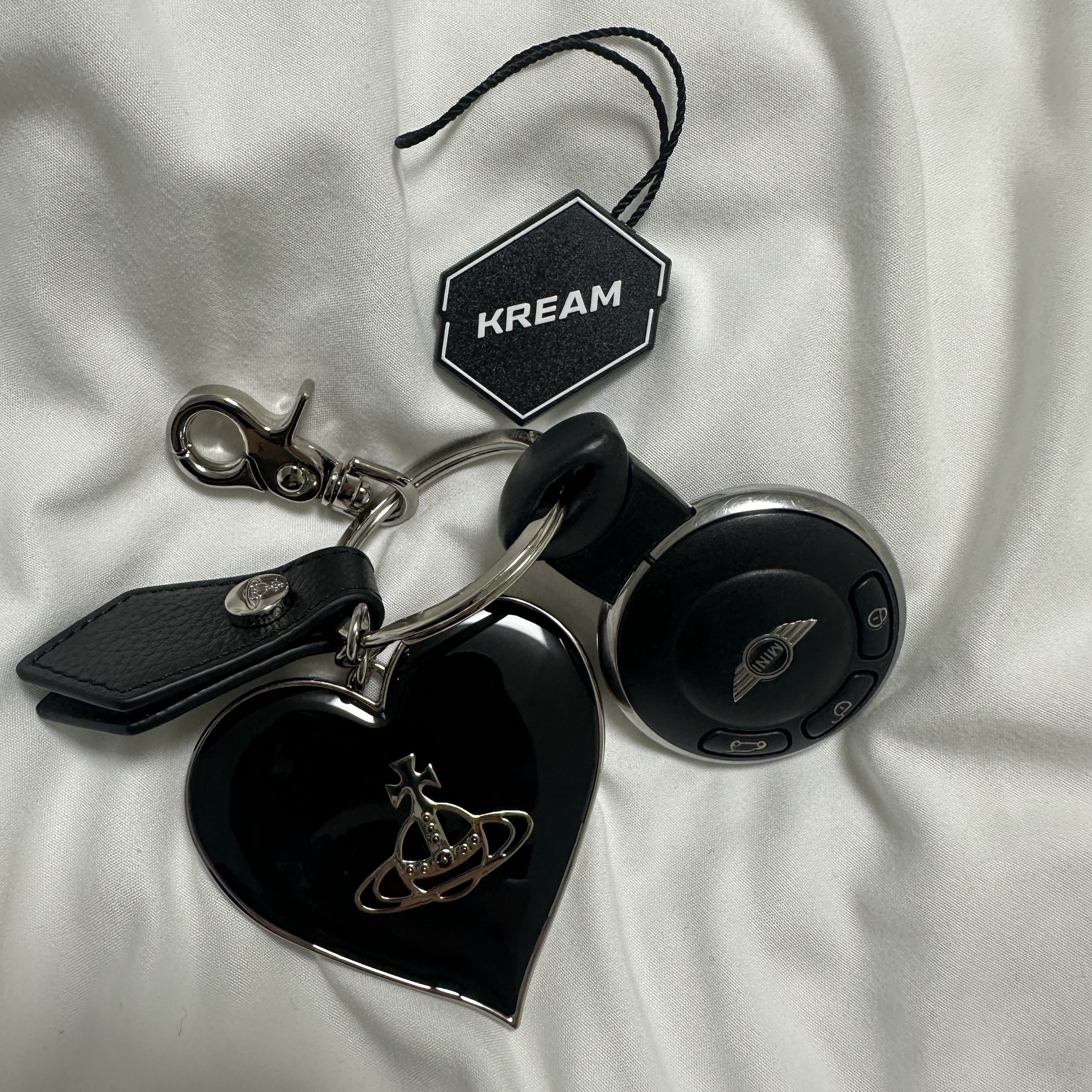 Vivienne Westwood Mirror Heart Orb Keyring Black 착용 스타일