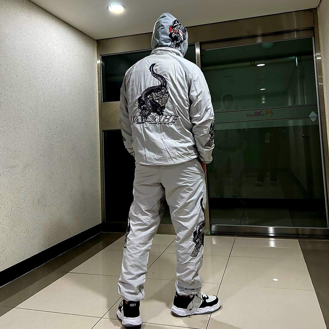 Palace Dragon P-3 Hood Grey - 22FW, Palace Enter The Dragon Joggers Light Grey - 20FW 착용 스타일 - 3
