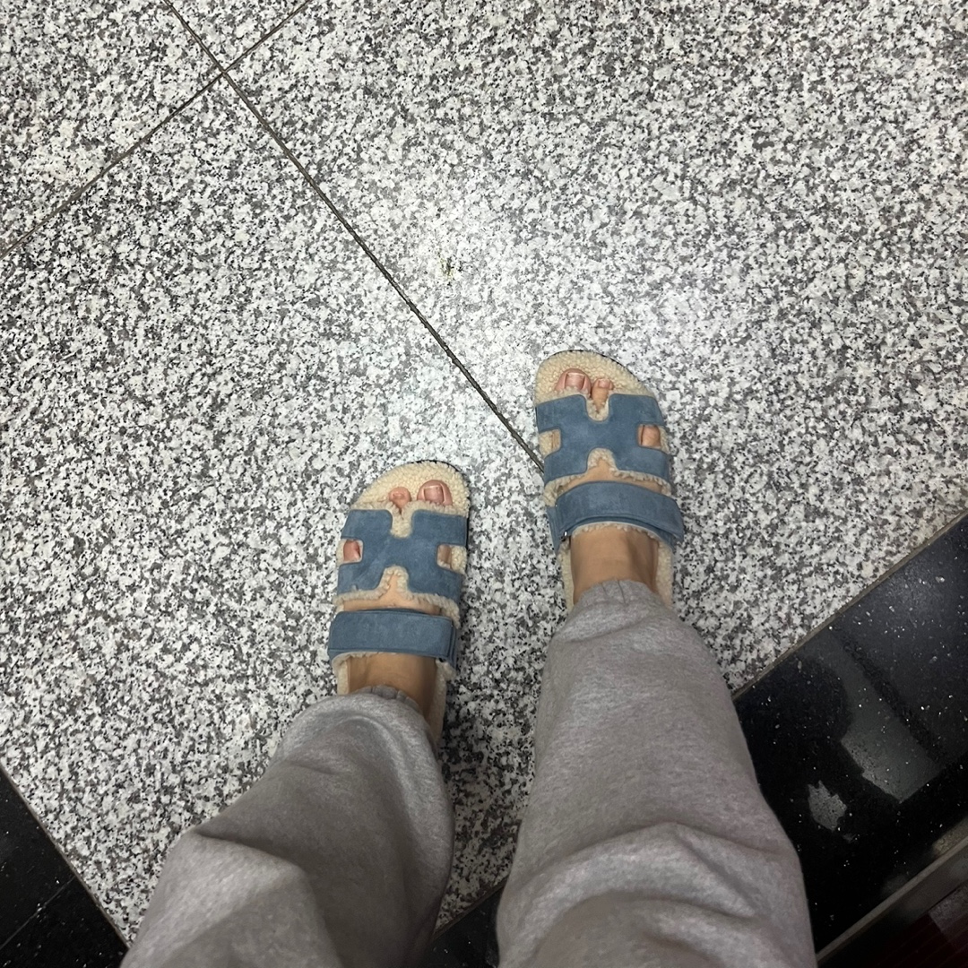 (W) Hermes Chypre Sandal Suede Goatskin Woolskin & Bleu Pinede Ecru 착용 스타일