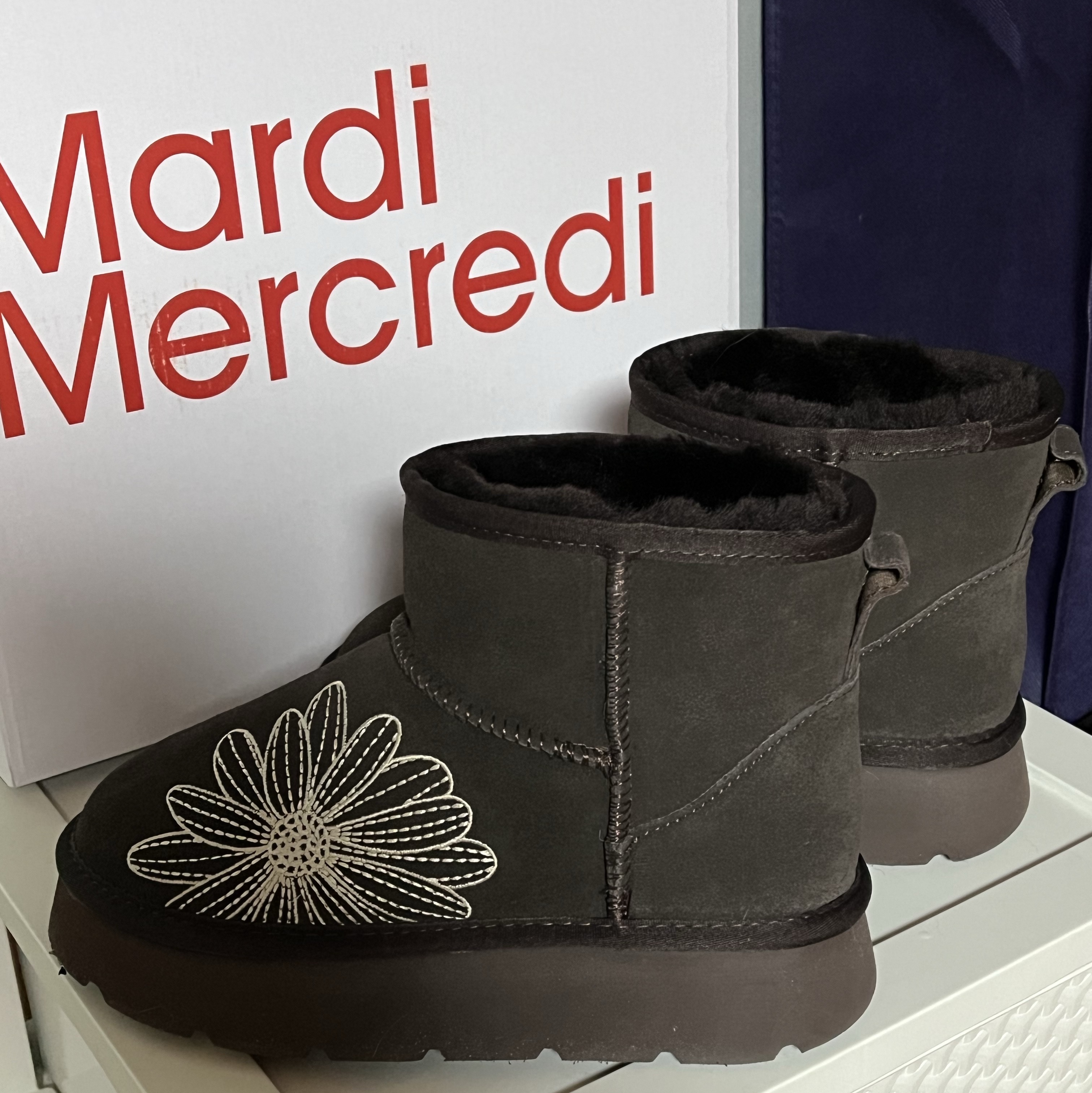 Mardi Mercredi Les Pompes Women Classique Ugg Boots Brown 착용 스타일