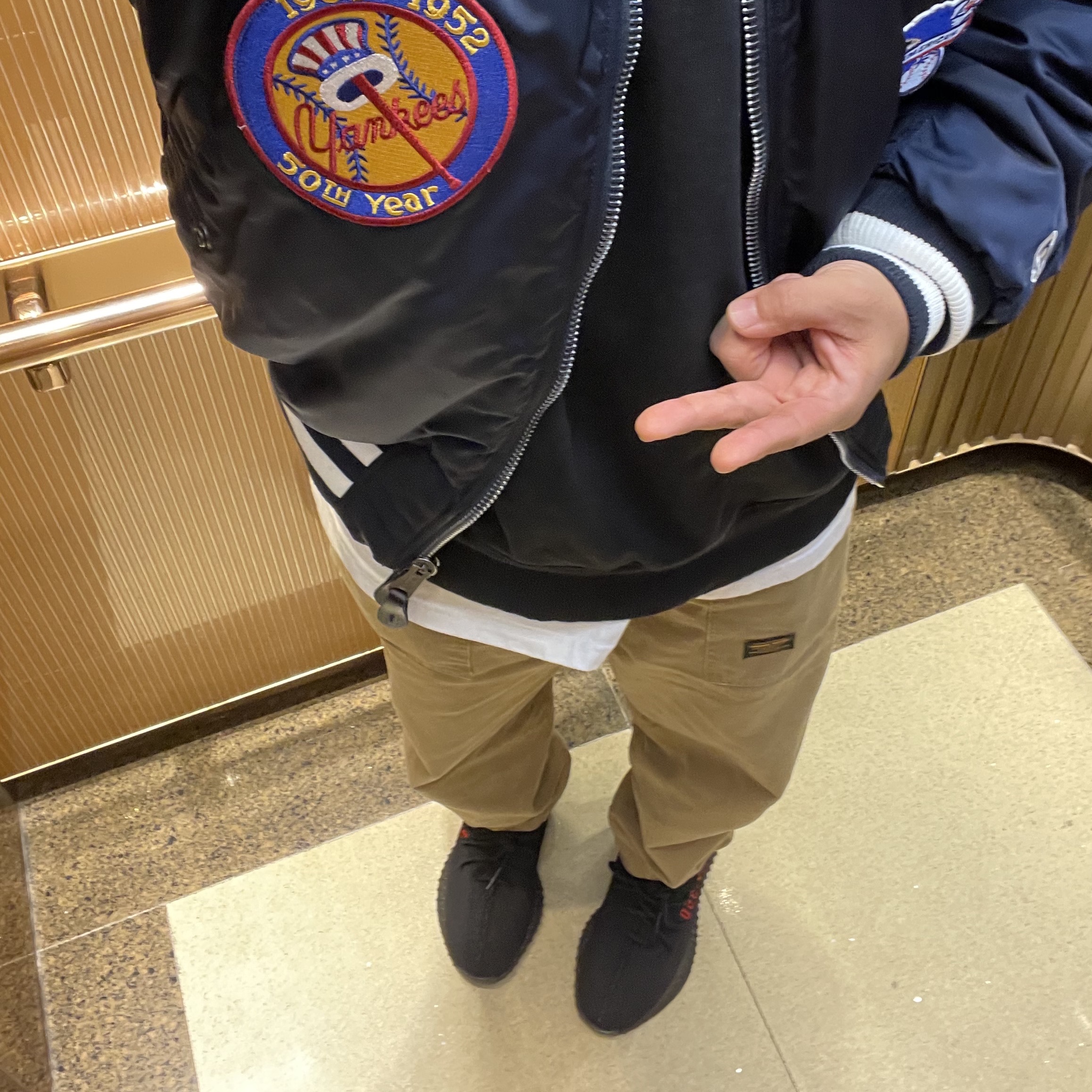 Adidas Yeezy Boost 350 V2 Black Red 2020, New Era x Alpha Industries x MLB New York Yankees MA-1 Bomber Jacket Replica Blue 착용 스타일