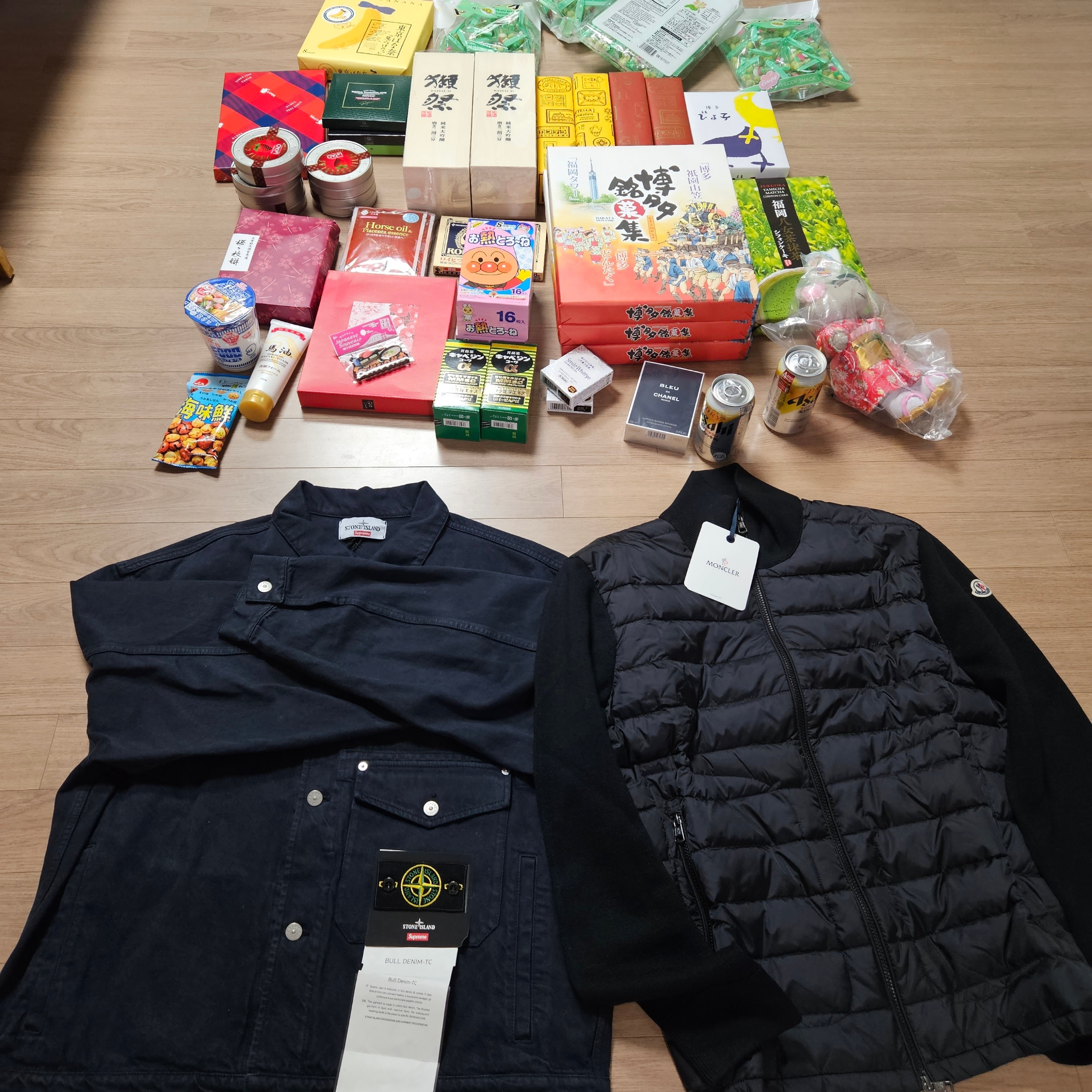 Supreme x Stone Island Denim Trucker Jacket Black - 23FW, Moncler Padded Wool Cardigan Black - 23FW 착용 스타일 - 1