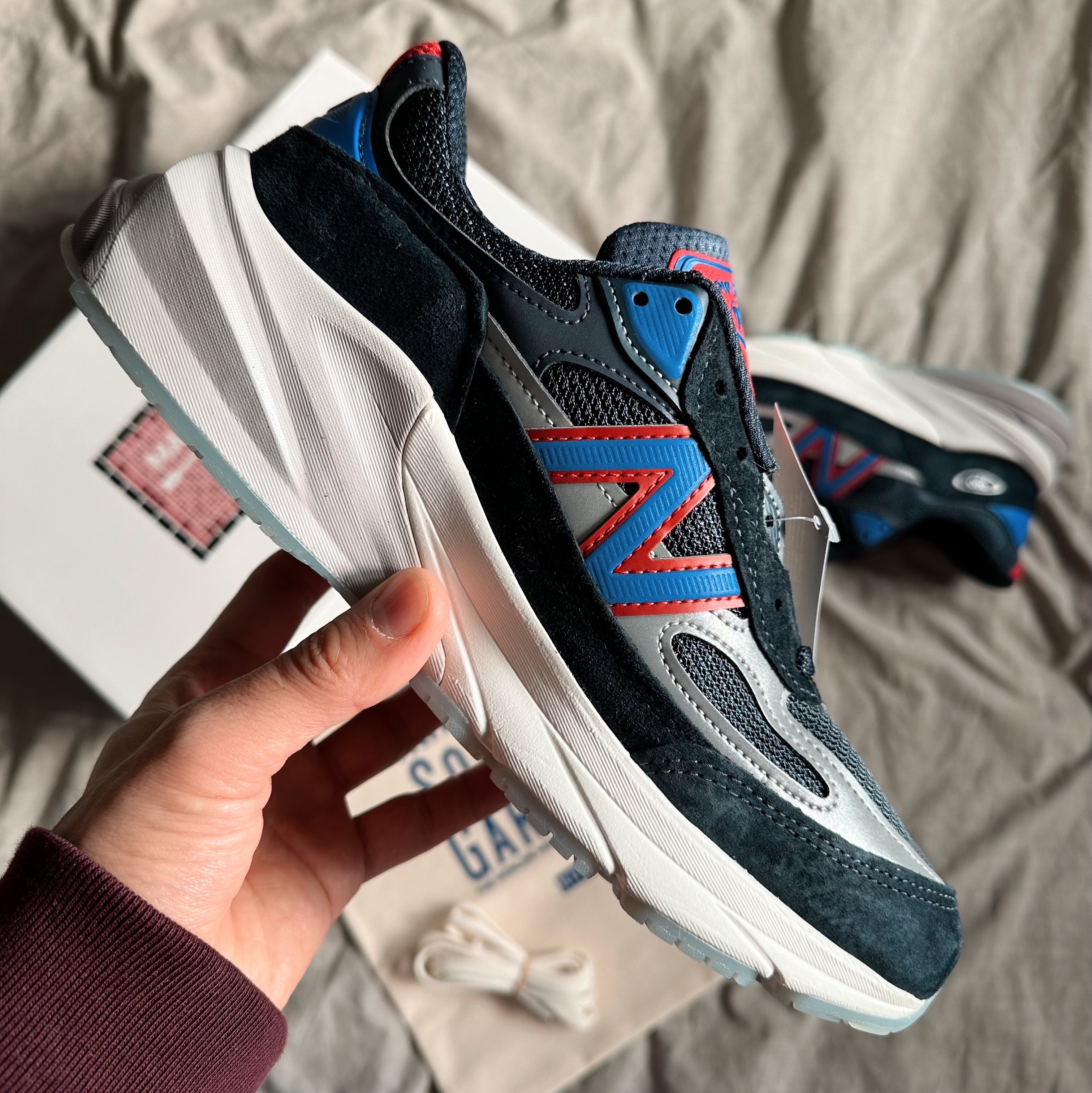 New Balance x Kith x Madison Square Garden 990v6 Made in USA Navy 착용 스타일 - 3