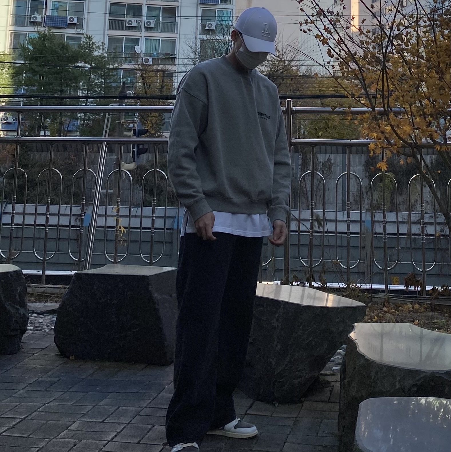 Stussy x Our Legacy Yin Yang Beanie Black, Jordan 1 x Travis Scott Retro Low OG SP Sail and Ridgerock 착용 스타일 - 3