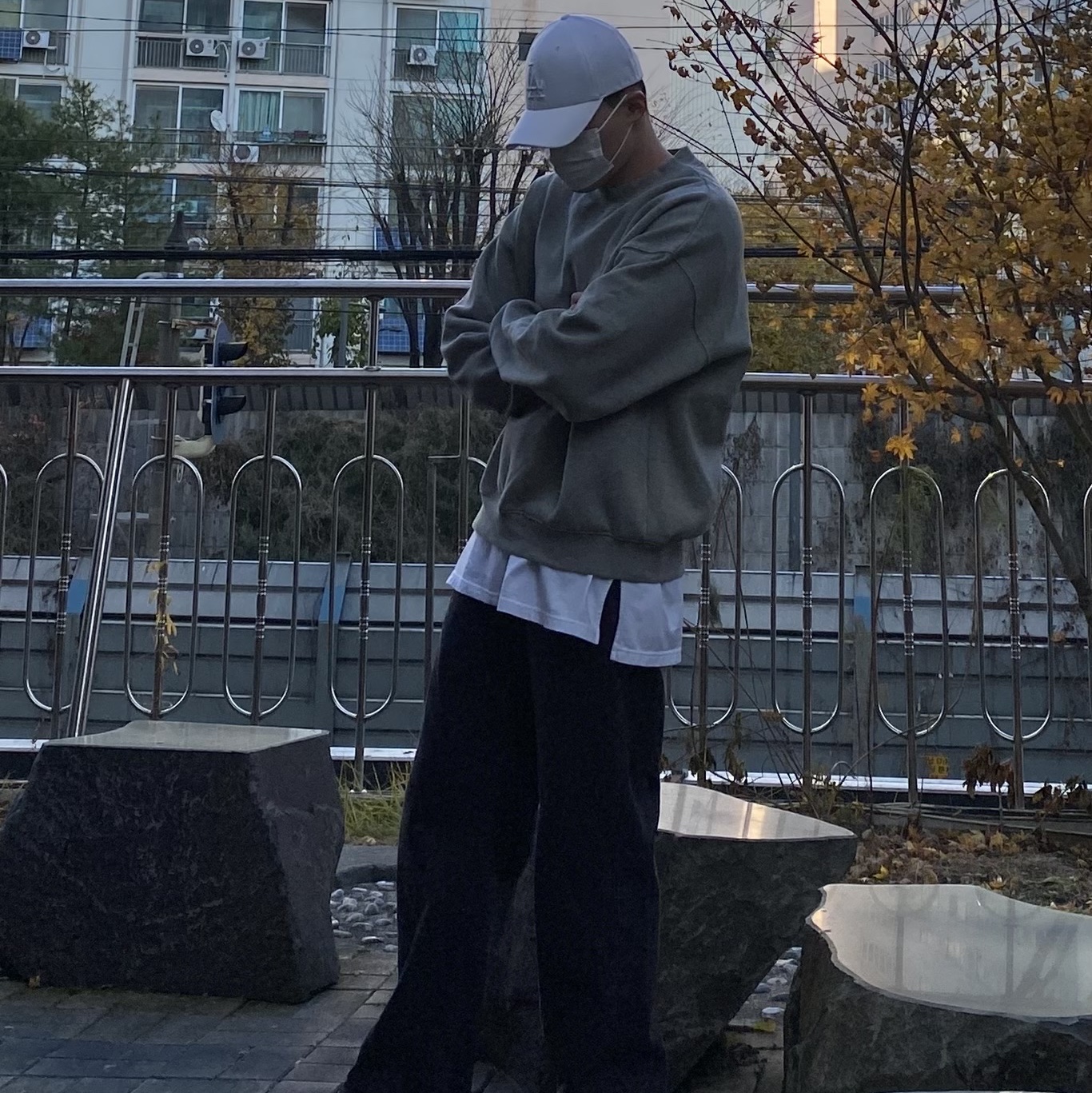 Stussy x Our Legacy Yin Yang Beanie Black, Jordan 1 x Travis Scott Retro Low OG SP Sail and Ridgerock 착용 스타일 - 4