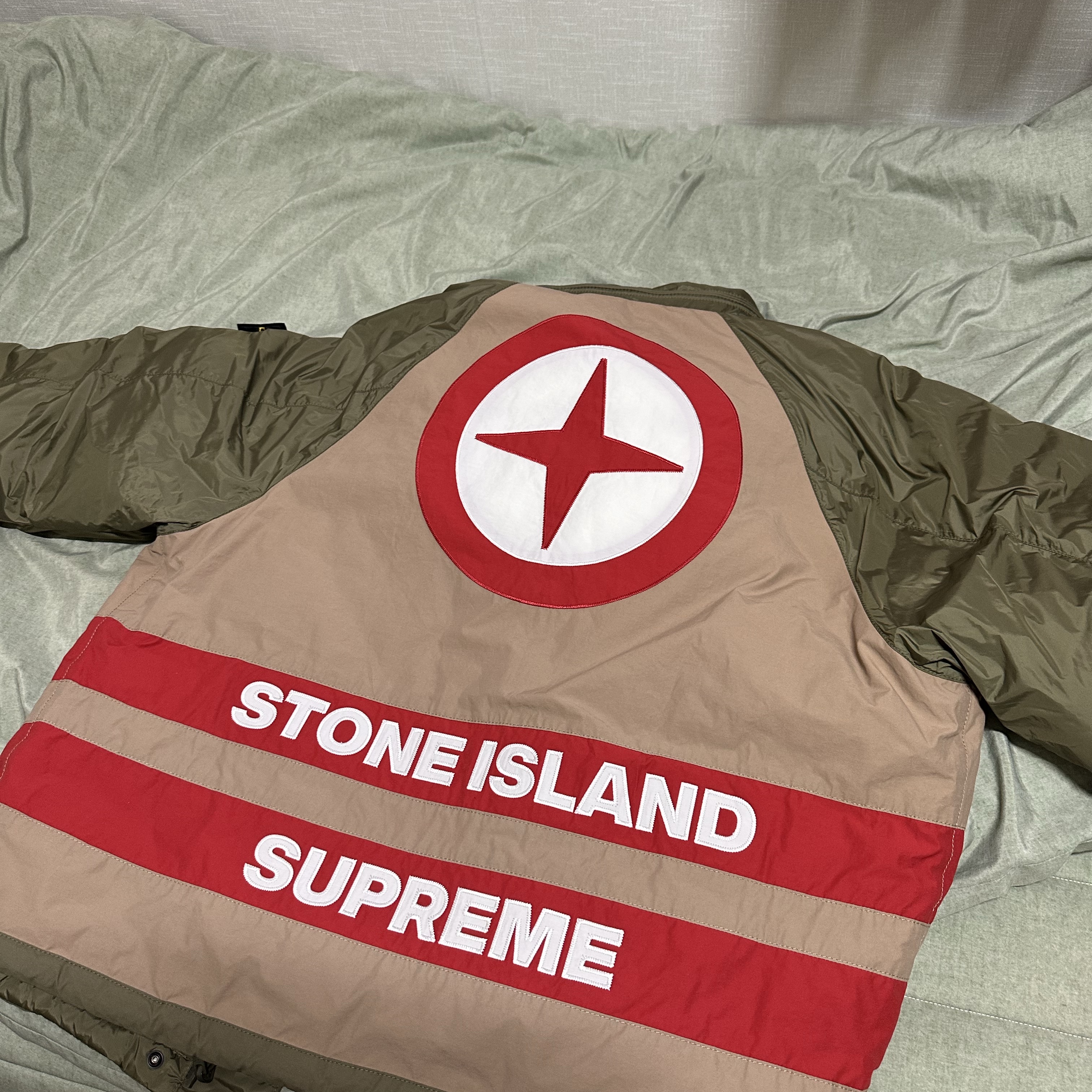 Supreme x Stone Island Reversible Down Puffer Jacket Olive - 23FW, Supreme x Stone Island Reflective Beanie Black - 23FW 착용 스타일 - 1