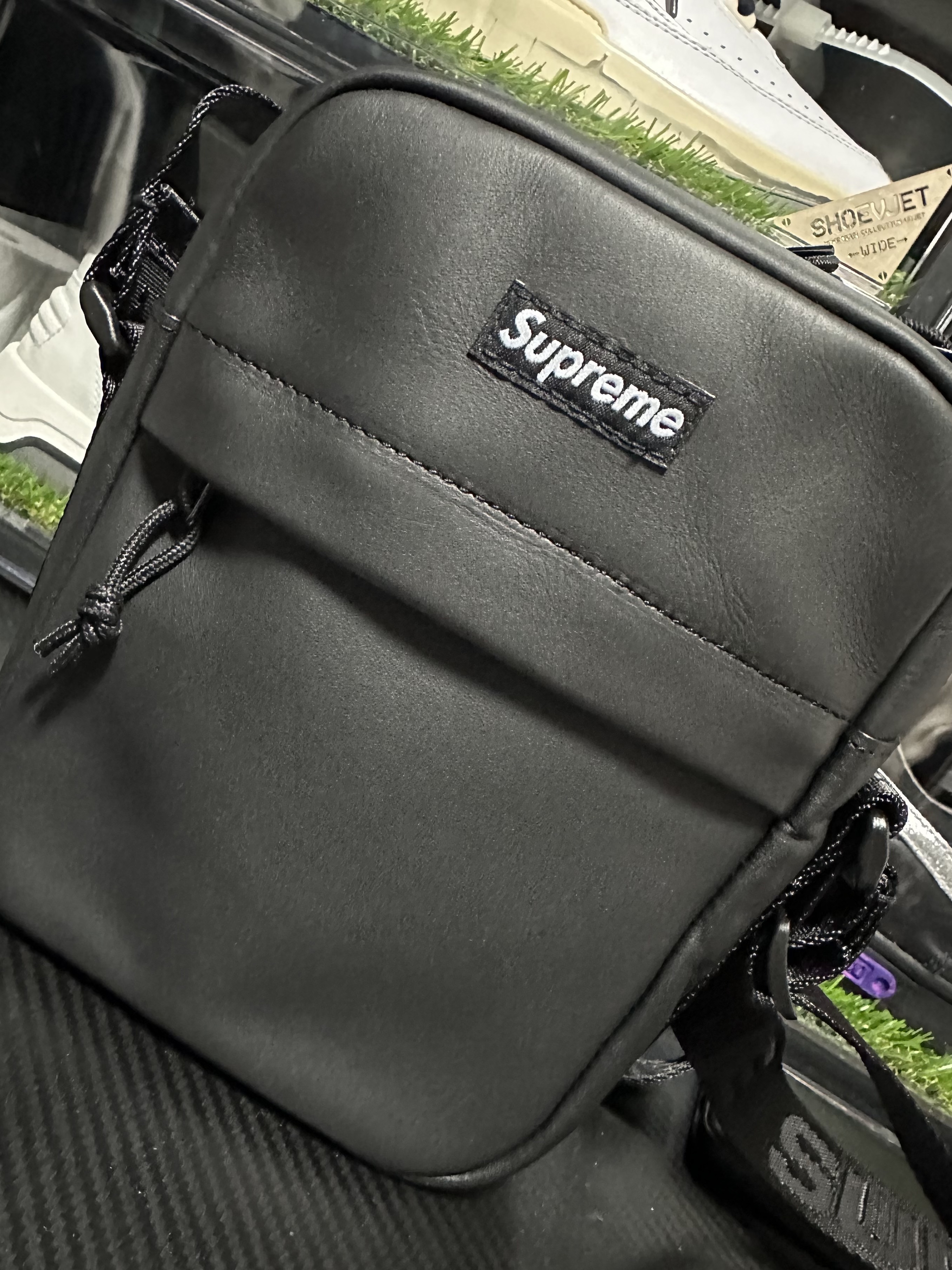 Supreme Leather Shoulder Bag Black - 23FW 착용 스타일