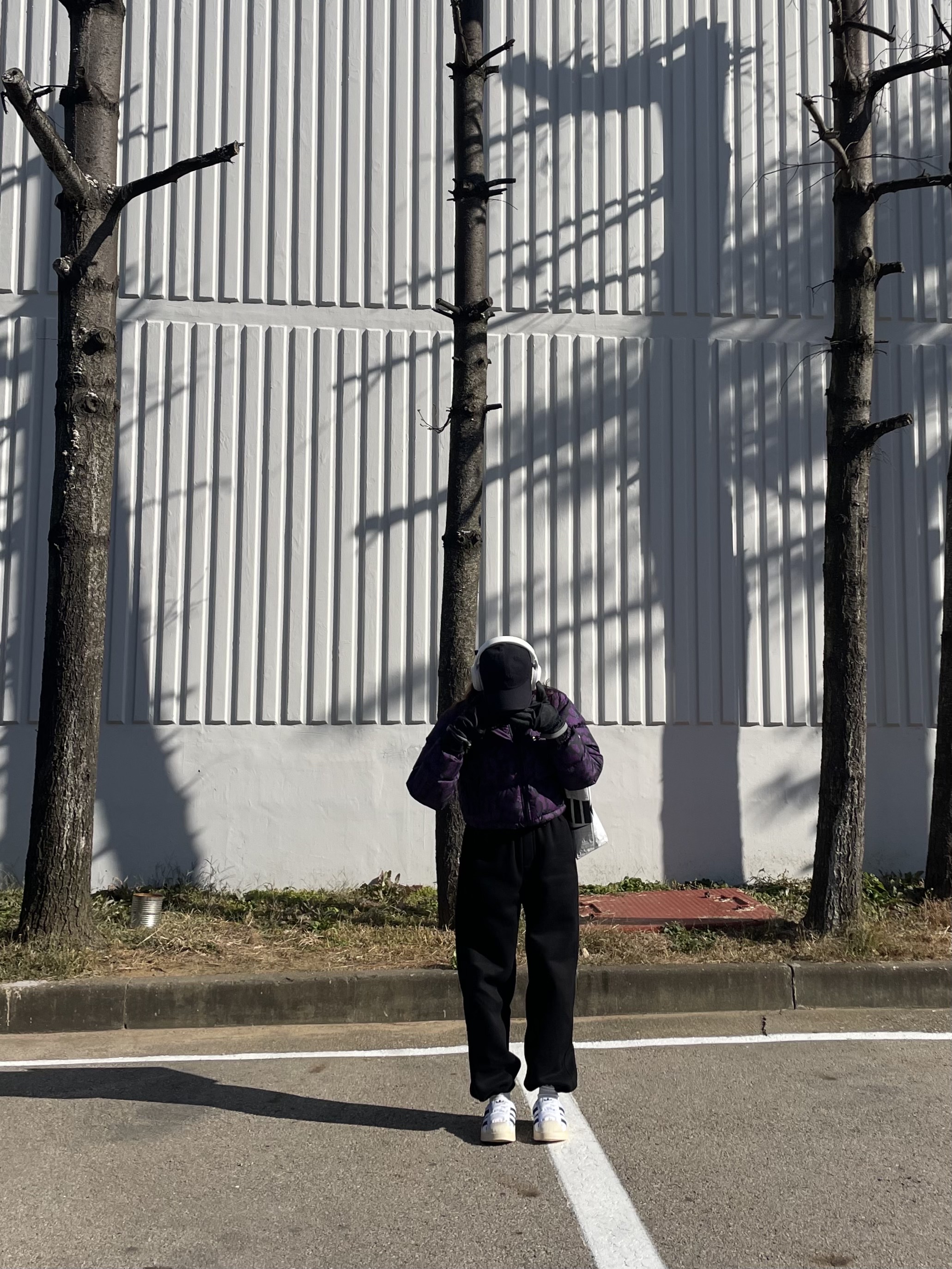(W) The North Face Print Nuptse Short Jacket Gravity Purple Leopard Print, Adidas Premium Essentials Dad Cap Black 착용 스타일 - 2