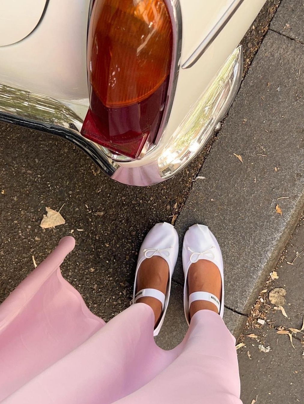 (W) Prada Nappa Leather Ballerinas Black, (W) Miu Miu Satin Ballerinas White 착용 스타일 - 7
