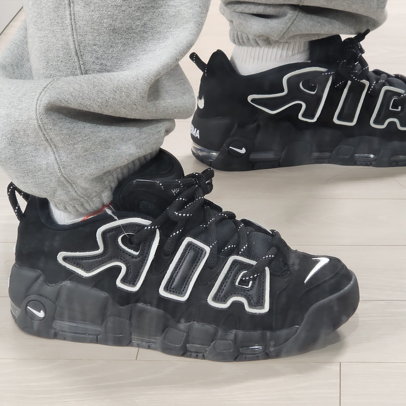 Nike x Ambush Air More Uptempo Low Black and White, Nike x Stussy NRG Fleece Pants Dark Grey Heather (DO9340-063) 착용 스타일 - 2