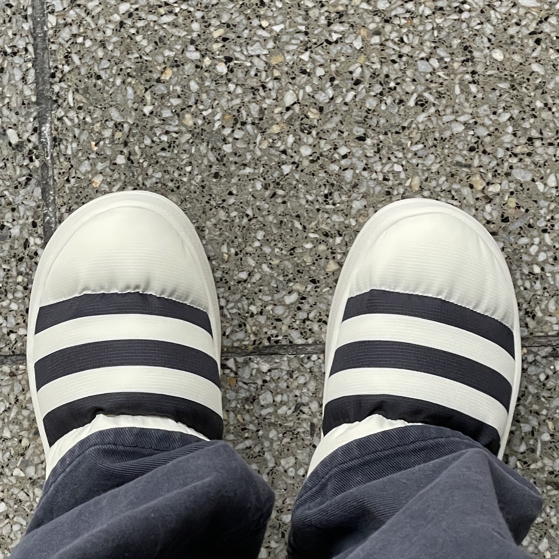 Adidas Puffylette Off White 착용 스타일