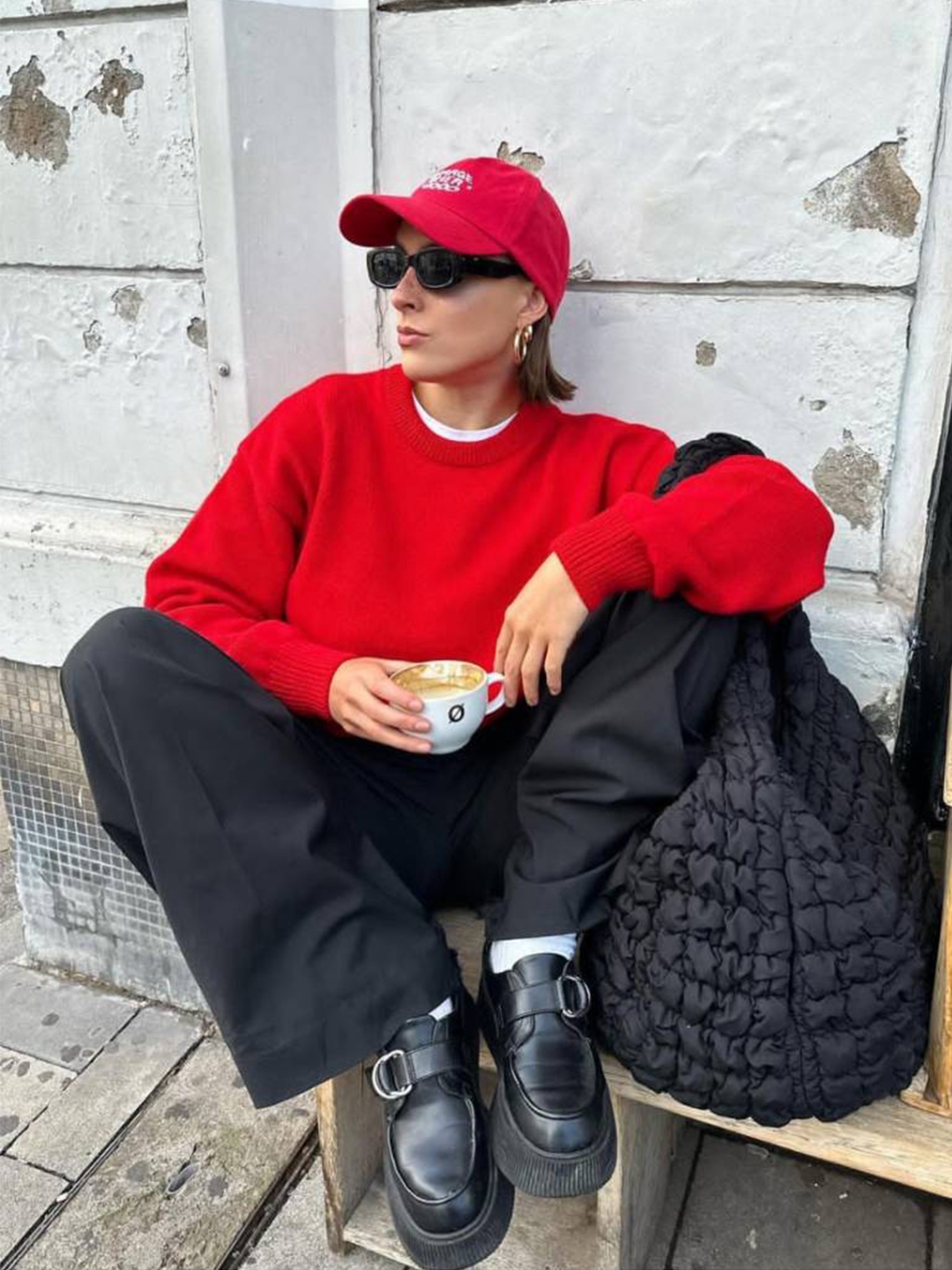 COS Quilted Oversized Shoulder Bag Black, Apple AirPods Max Lightning Silver (Korean Ver.) 착용 스타일 - 2