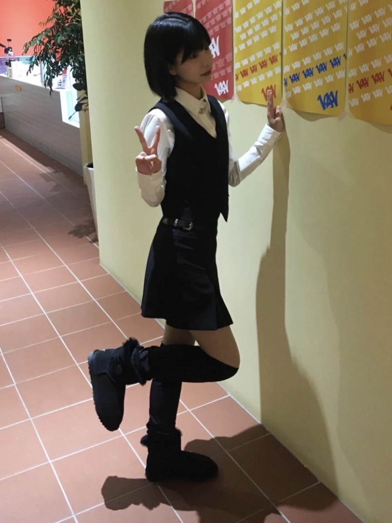 (W) UGG Mini Bailey Button II Boots Black, (W) UGG Classic Ultra Mini Boots Black 착용 스타일 - 4