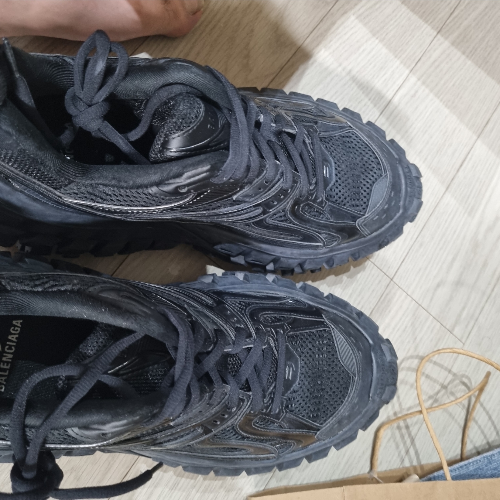 Balenciaga Defender Sneakers Black 착용 스타일 - 1