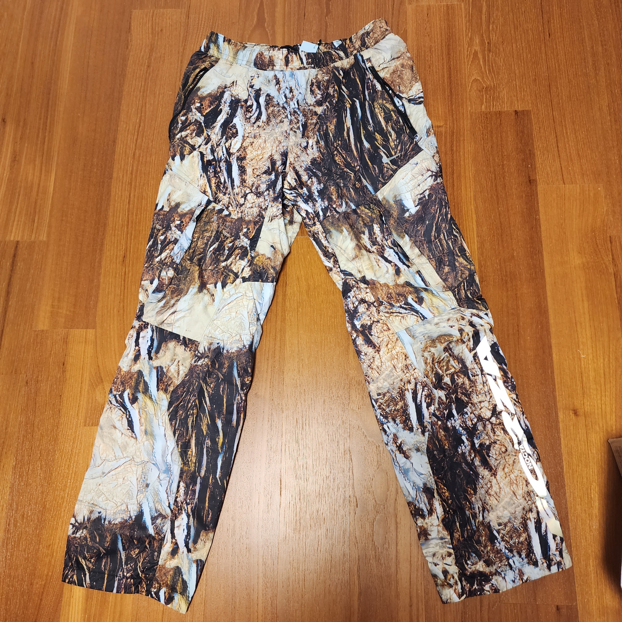 Nike x Drake Nocta NRG Running Track Pants Multi Color 착용 스타일 - 1