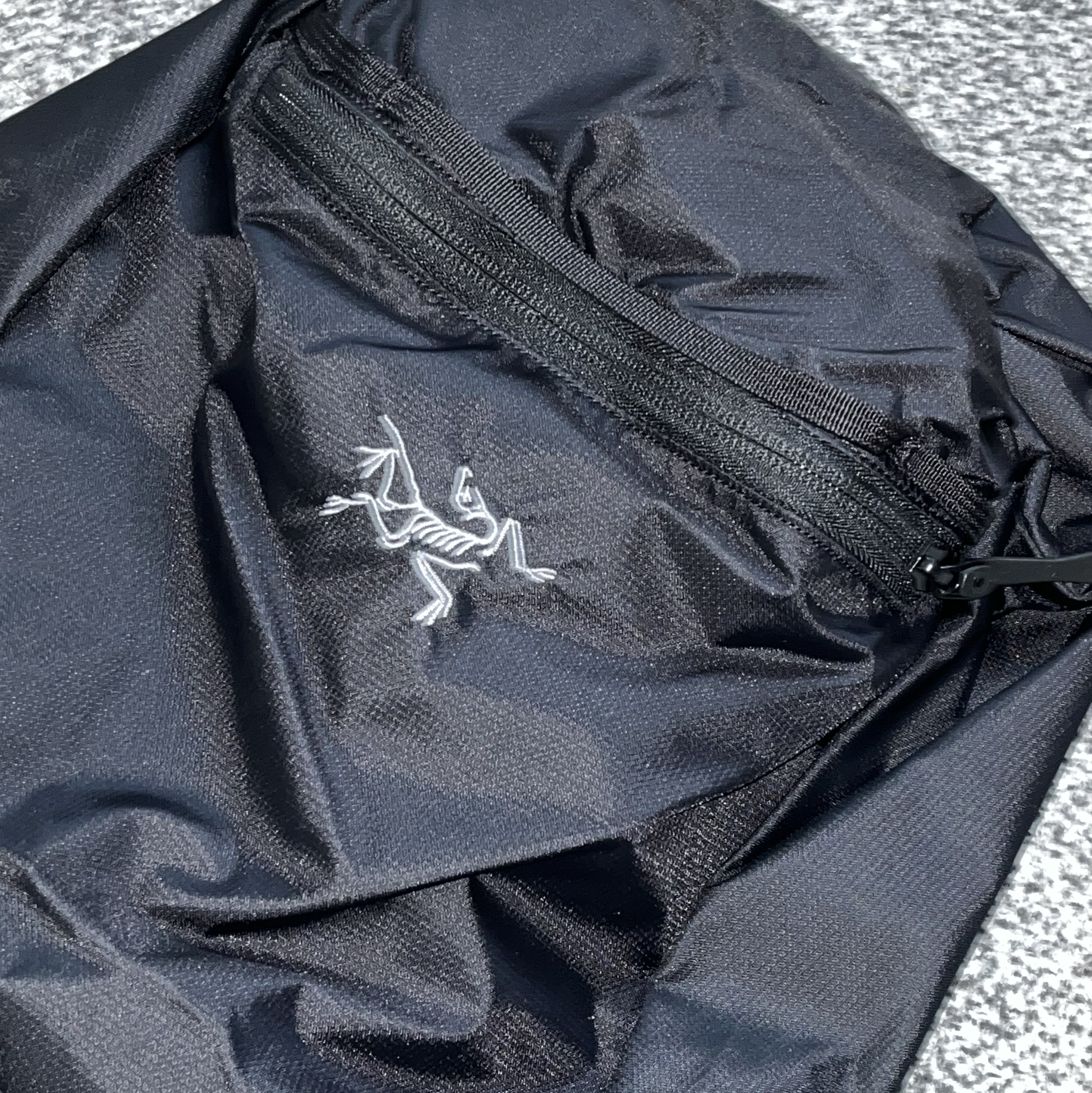 Arc'teryx Heliad 10 Backpack Black 착용 스타일 - 1