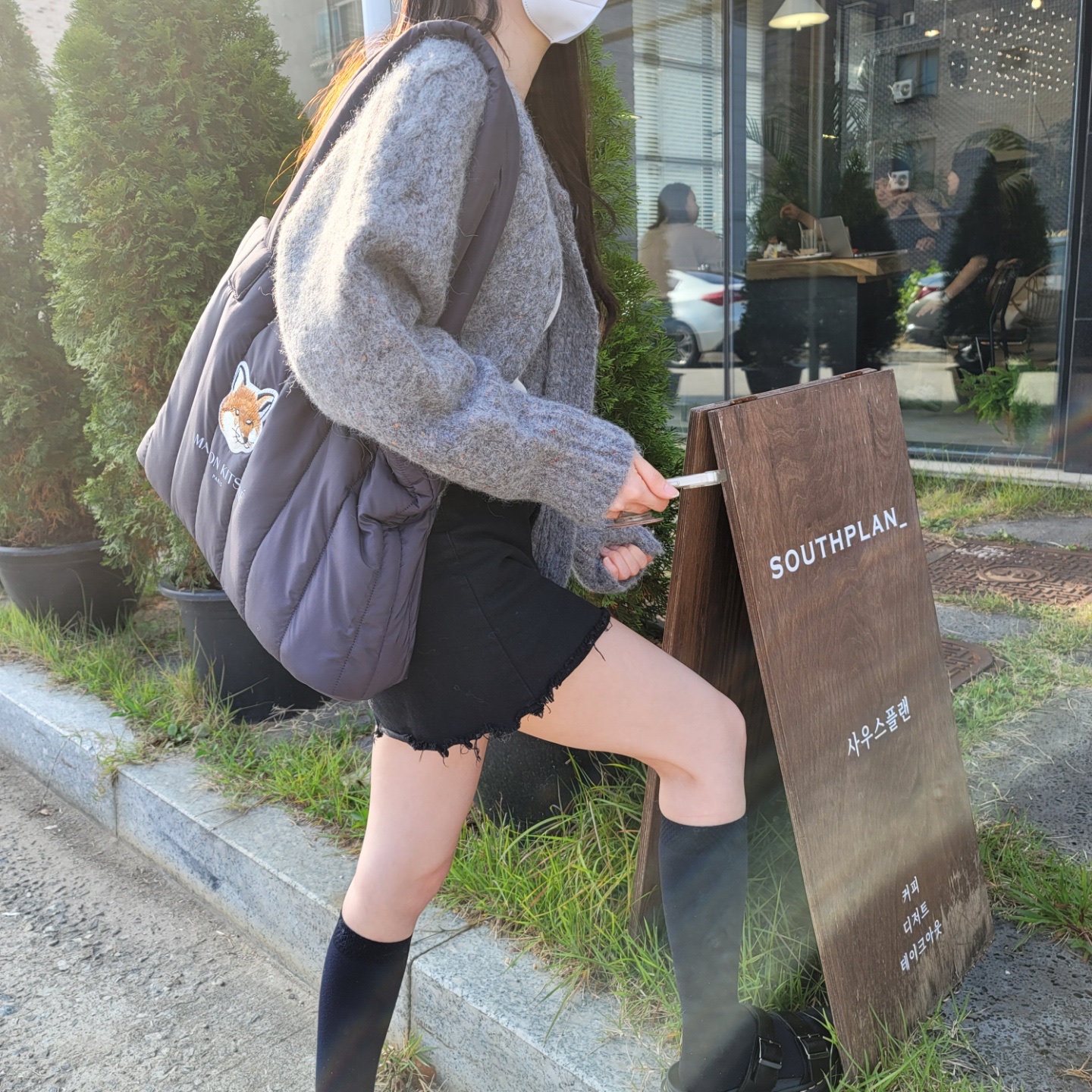 Maison Kitsune x Laneige Padded Bag Navy 착용 스타일 - 1