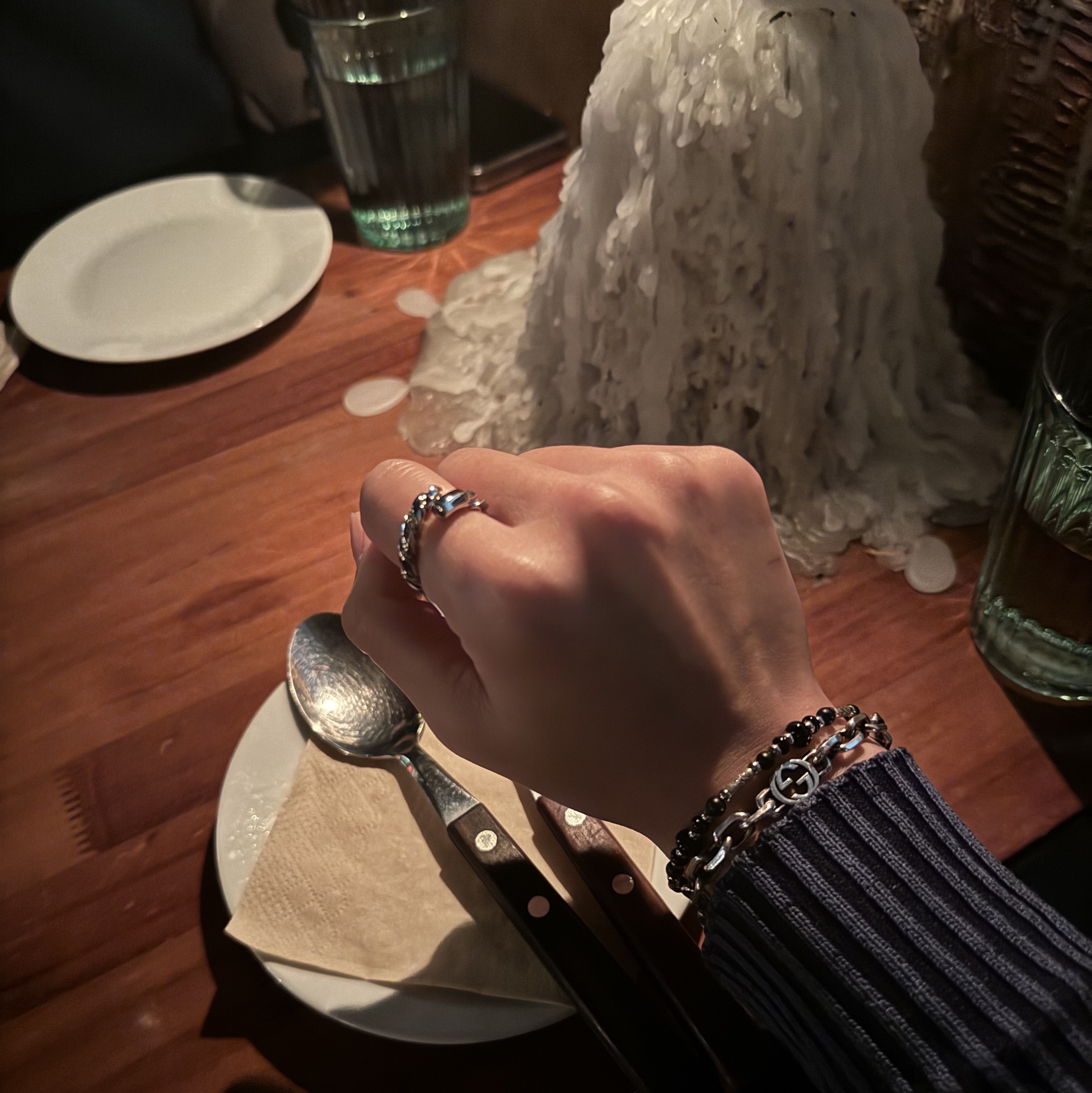Scudo Garden Karen Beads Bracelet Black 착용 스타일
