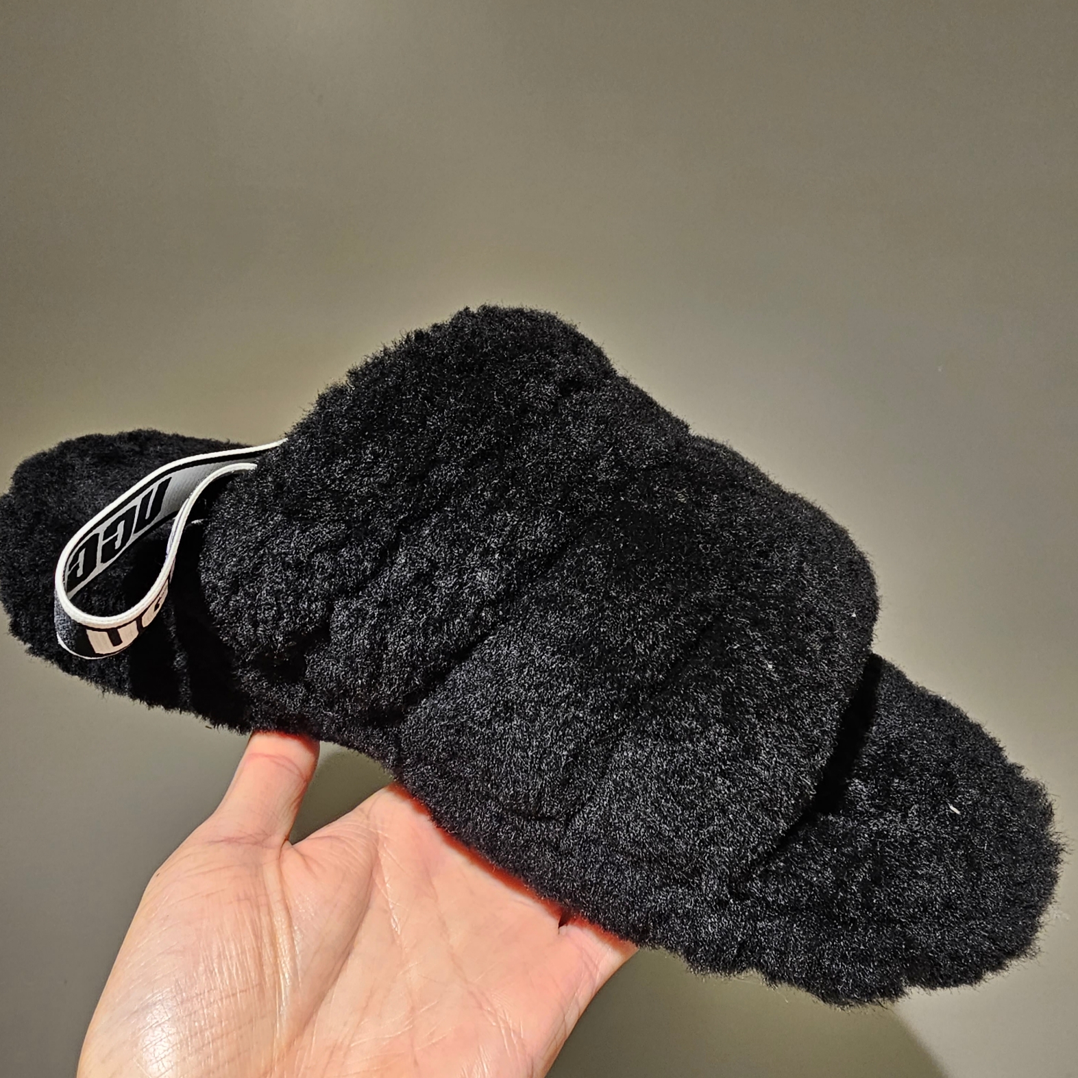 (W) UGG Fluff Yeah Slide Black 착용 스타일 - 1