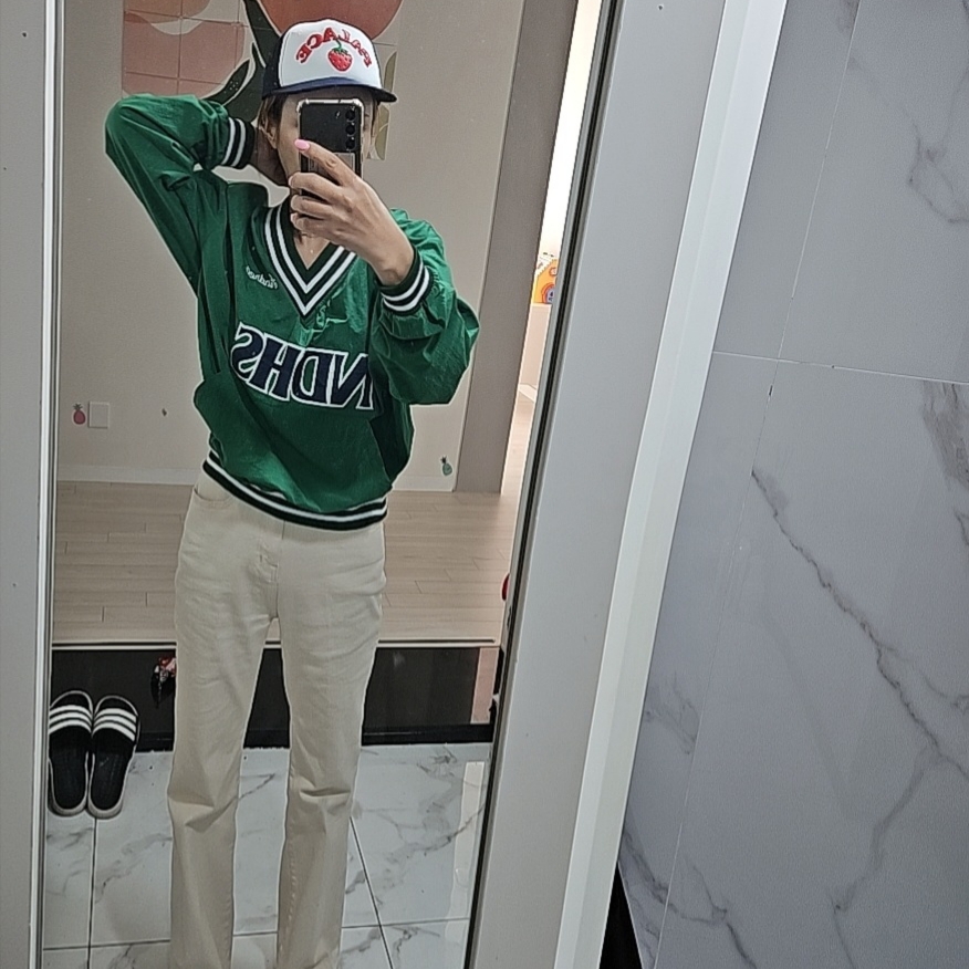 Palace Strawberry Trucker Hat Navy - 22SS, Autry Medalist Low Leather Sneakers White Azure 착용 스타일 - 3