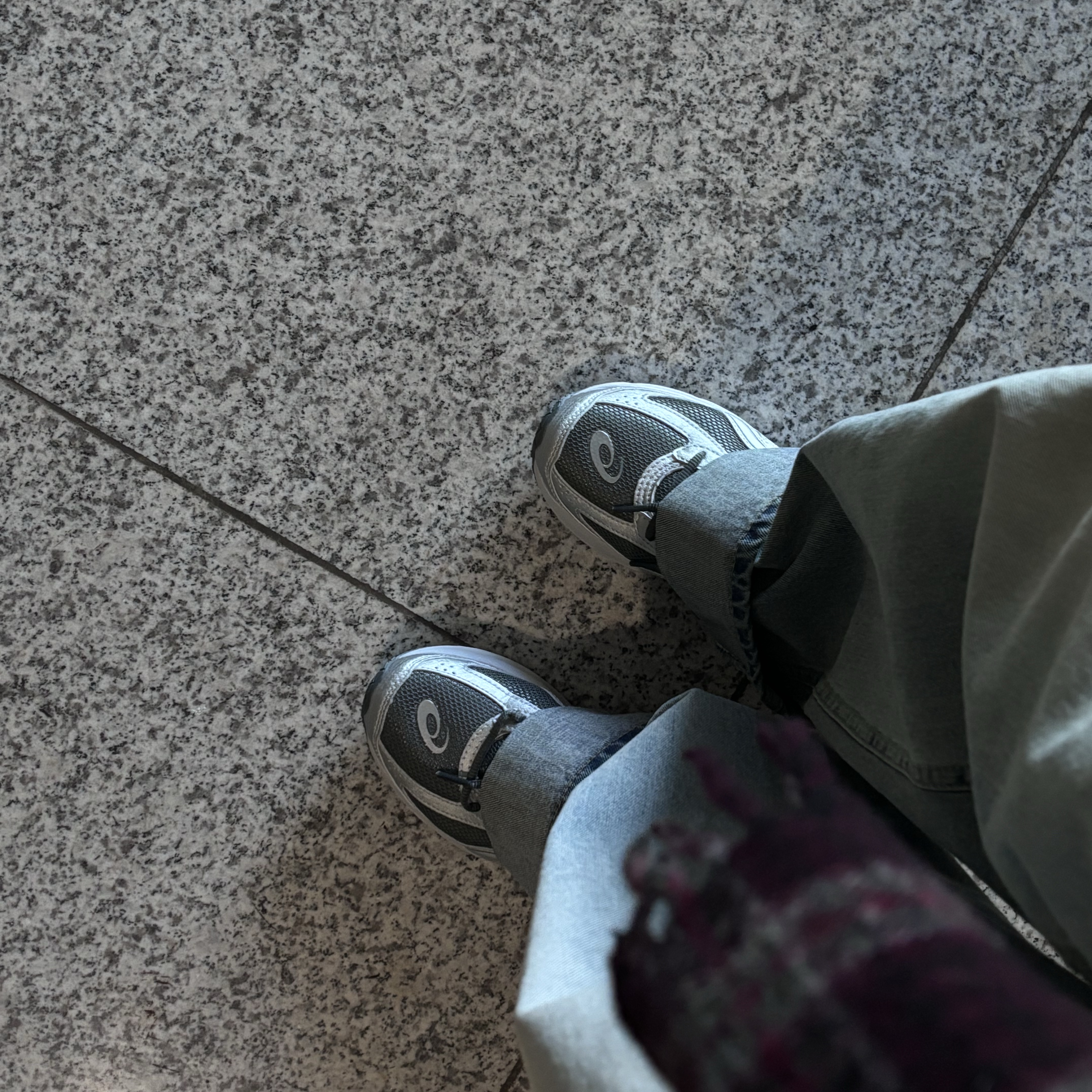 Asics Jog 100 S SMU Sheet Rock Pure Silver - 2E Wide 착용 스타일