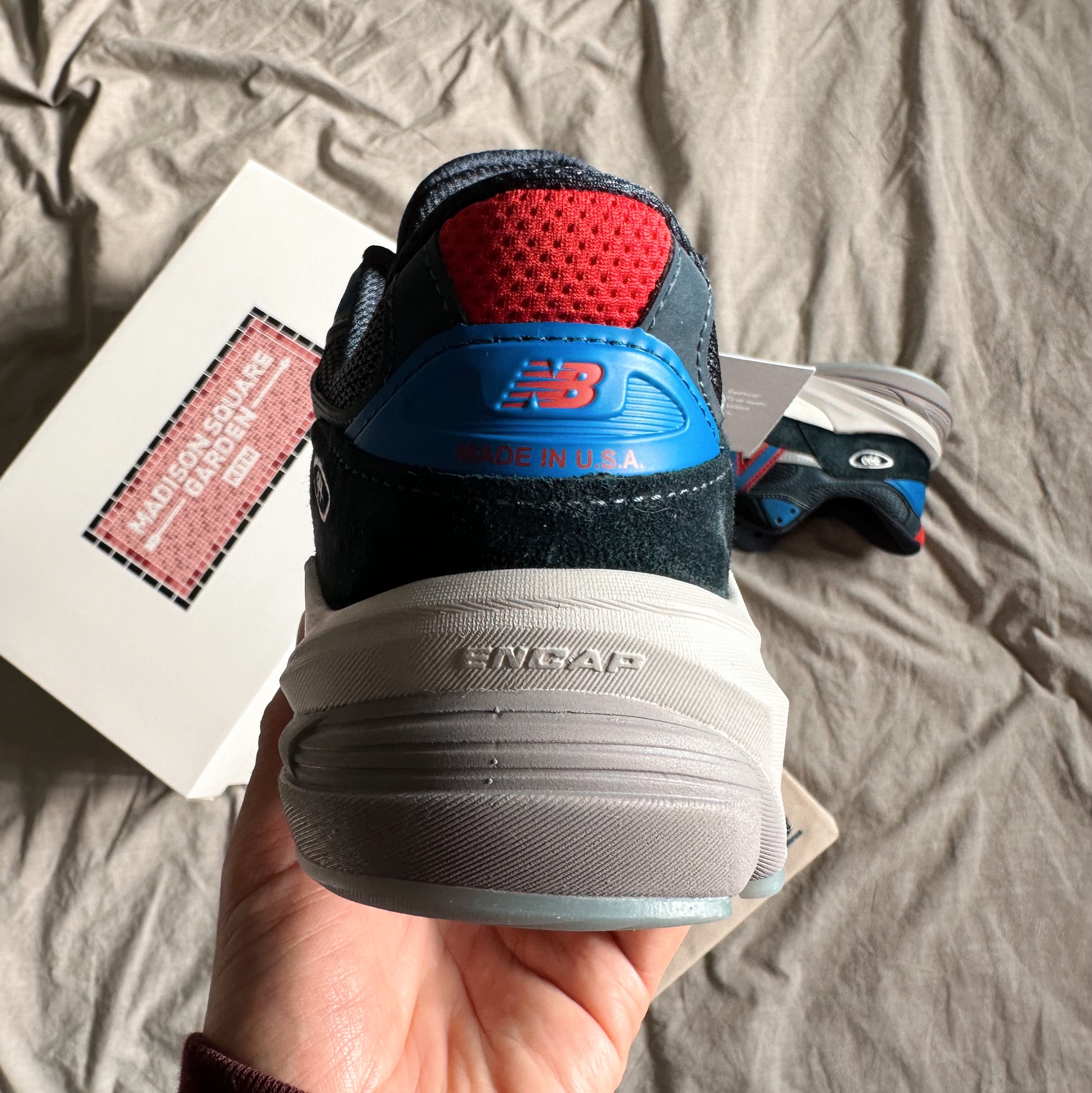 New Balance x Kith x Madison Square Garden 990v6 Made in USA Navy 착용 스타일 - 6